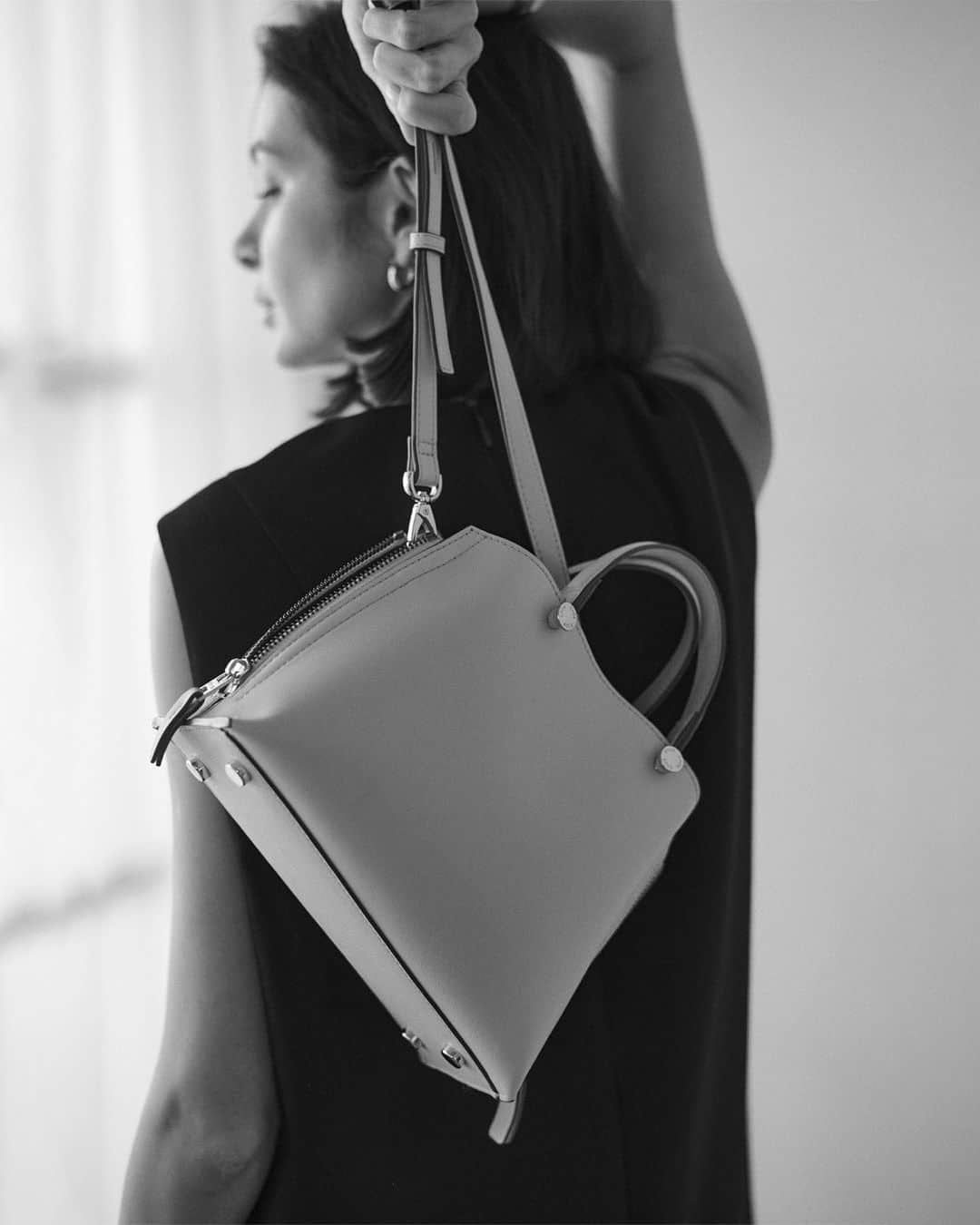 ロペのインスタグラム：「【ÉPOR BASIC COLLECTION 2023AW】 ⁡ 働く女性の通勤バッグを提案する 「ÉPOR(ロペ エポール)」。 第一印象を、ととのった女性に。 デザイン性と多機能で叶えるエレガントな 通勤バッグを豊富に揃えます。 ⁡ J'aDoRe JUN ONLINEでご購入いただけます。 ⁡ ⁡ ⁡ #fashion #Ybag #Wbag #Ree #CONFORT #PacSac #通勤バッグ #ÉPOR #ロペエポール  #美しさととのう  #ととのう #ロペ #ROPÉ #ropejp」