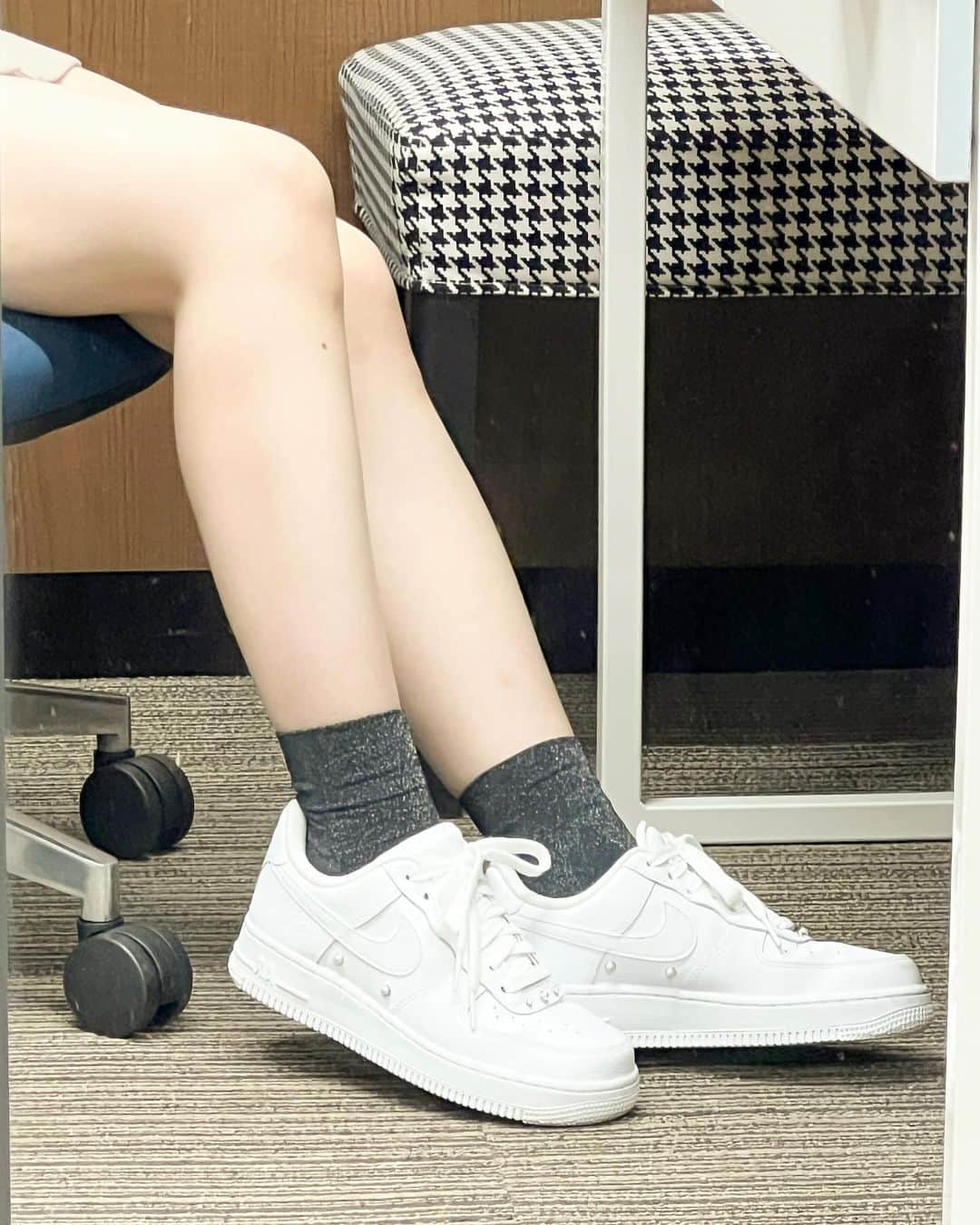 のインスタグラム：「足元可愛い日👟🖤  写真を撮った後に、Amyのアンクレット付けるの忘れていたと思い出した、、🥹🫶🏻  NIKEスニーカーは、よーく見るとパールがついていてテンション上がる✨ そして何よりも、久しぶりに履いたら、やっぱり歩きやすくて感動しました🥹👟🖤」