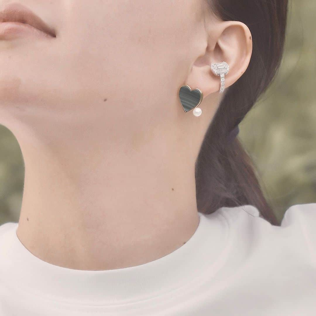 Enasolunaさんのインスタグラム写真 - (EnasolunaInstagram)「2023AWcollection HEART earrings🤍💚🖤  普遍的な人気のモチーフと言えば、“ハート”。 秋冬コレクションでは、多くのハートモチーフジュエリーを展開しています。  存在感抜群の大胆なデザインで、身につけるだけでHappyになれるハートピアスをご紹介！  ✔︎ Crystal pearl earrings 白蝶貝の上に水晶を重ねた、ハート型のダブレットストーンを使用。白蝶貝の優しい艶めきと、水晶の美しい清涼感の2つの表情を楽しめます。  ✔︎ Forest and sea earring ハート型のマラカイトが森林を表現し、パールが海を表現したソロピアス。マラカイトは深みのあるグリーンと独特の縞模様が魅力的な石。ハートの横に寄り添うパールも愛らしいデザイン。 ※ソロピアス(片耳)  ✔︎ BLACK LOVE earring 思わず目が釘付けになる、存在感溢れる大ぶりなハートピアス。ハート型のオニキスの周りにルビーとホワイトトパーズをあしらったデザインは印象的で目を惹くアイテムに。 ※ソロピアス(片耳) ※受注販売  全てオンラインストアにて展開中です。 是非ご覧ください♡  #enasoluna #エナソルーナ #crystal #motherofpearljewelry #onyxheart #malachiteheart  #heartjewelry #blacklove #forestandsea #ハートピアス」9月30日 20時27分 - enasoluna_official