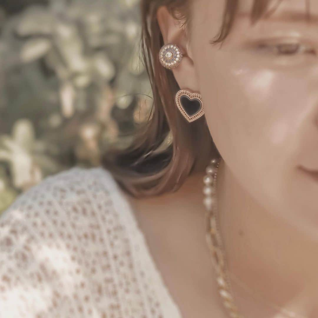 Enasolunaさんのインスタグラム写真 - (EnasolunaInstagram)「2023AWcollection HEART earrings🤍💚🖤  普遍的な人気のモチーフと言えば、“ハート”。 秋冬コレクションでは、多くのハートモチーフジュエリーを展開しています。  存在感抜群の大胆なデザインで、身につけるだけでHappyになれるハートピアスをご紹介！  ✔︎ Crystal pearl earrings 白蝶貝の上に水晶を重ねた、ハート型のダブレットストーンを使用。白蝶貝の優しい艶めきと、水晶の美しい清涼感の2つの表情を楽しめます。  ✔︎ Forest and sea earring ハート型のマラカイトが森林を表現し、パールが海を表現したソロピアス。マラカイトは深みのあるグリーンと独特の縞模様が魅力的な石。ハートの横に寄り添うパールも愛らしいデザイン。 ※ソロピアス(片耳)  ✔︎ BLACK LOVE earring 思わず目が釘付けになる、存在感溢れる大ぶりなハートピアス。ハート型のオニキスの周りにルビーとホワイトトパーズをあしらったデザインは印象的で目を惹くアイテムに。 ※ソロピアス(片耳) ※受注販売  全てオンラインストアにて展開中です。 是非ご覧ください♡  #enasoluna #エナソルーナ #crystal #motherofpearljewelry #onyxheart #malachiteheart  #heartjewelry #blacklove #forestandsea #ハートピアス」9月30日 20時27分 - enasoluna_official