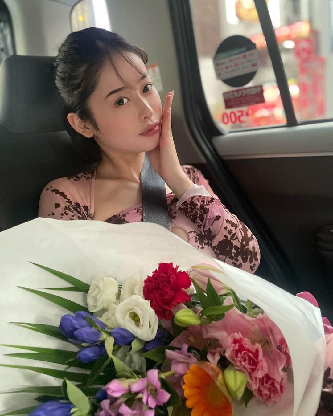 のインスタグラム：「今日はオフ会でした♥︎ファンの皆さんとバーベキューして楽しくお話しして、、、初めてのオフ会でバタバタと忙しなかったかもしれません🥲 ファンのみんなが本当に大好きなので、幸せこの上ない時間でした！！  これからも定期的にオフ会を開催してみんなと仲良くなれたらなあと思ってます！今回参加できなかった方もまた是非ご参加ください♡  (次回は12月24日にオフ会予定です！詳細をお待ちくださいませ💗)」