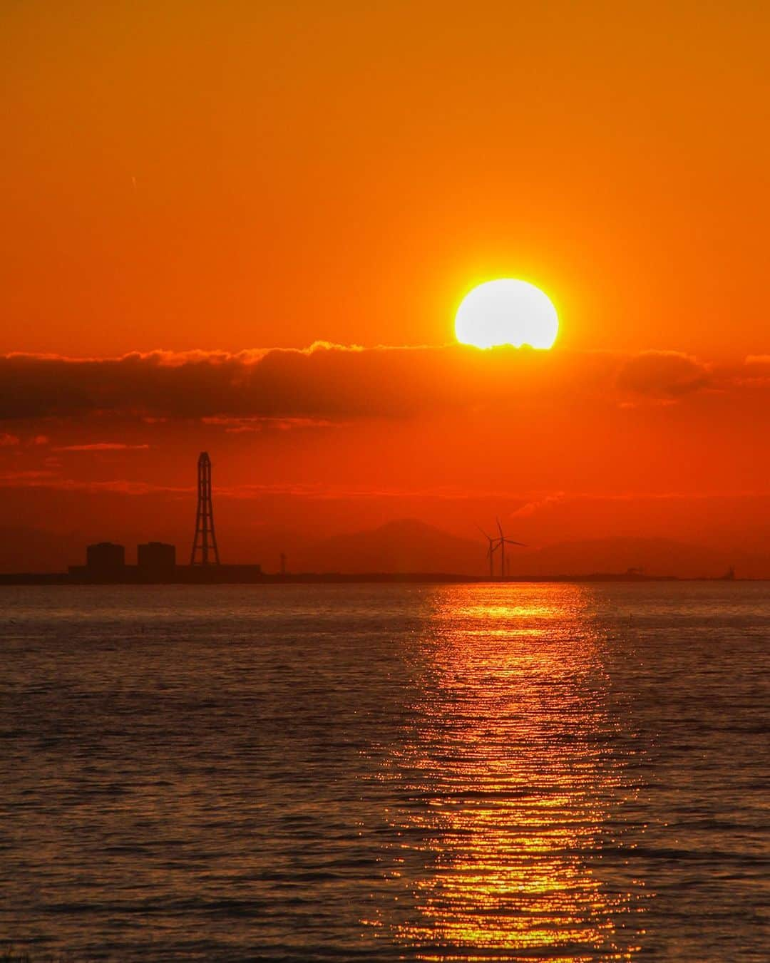 愛知県田原市のインスタグラム：「Take a breather in the orange world. * オレンジ色の世界にほっと一息✨ * 今日で9月も終わり！  少しずつ#秋 を感じるようになってきたね😌  夕日を眺めてリラックスして また10月からも元気に過ごそう😉  #夕日#夕陽#夕焼け#sunset #カコソラ  #たはら暮らし  #渥美半島#田原市#伊良湖岬#伊良湖#赤羽根#菜の花浪漫街道  #tahara#irago#akabane#サーフィン#surfing#田舎暮らし#日々の暮らし #休日の過ごし方#スローライフ #instagramjaran#igersjp」