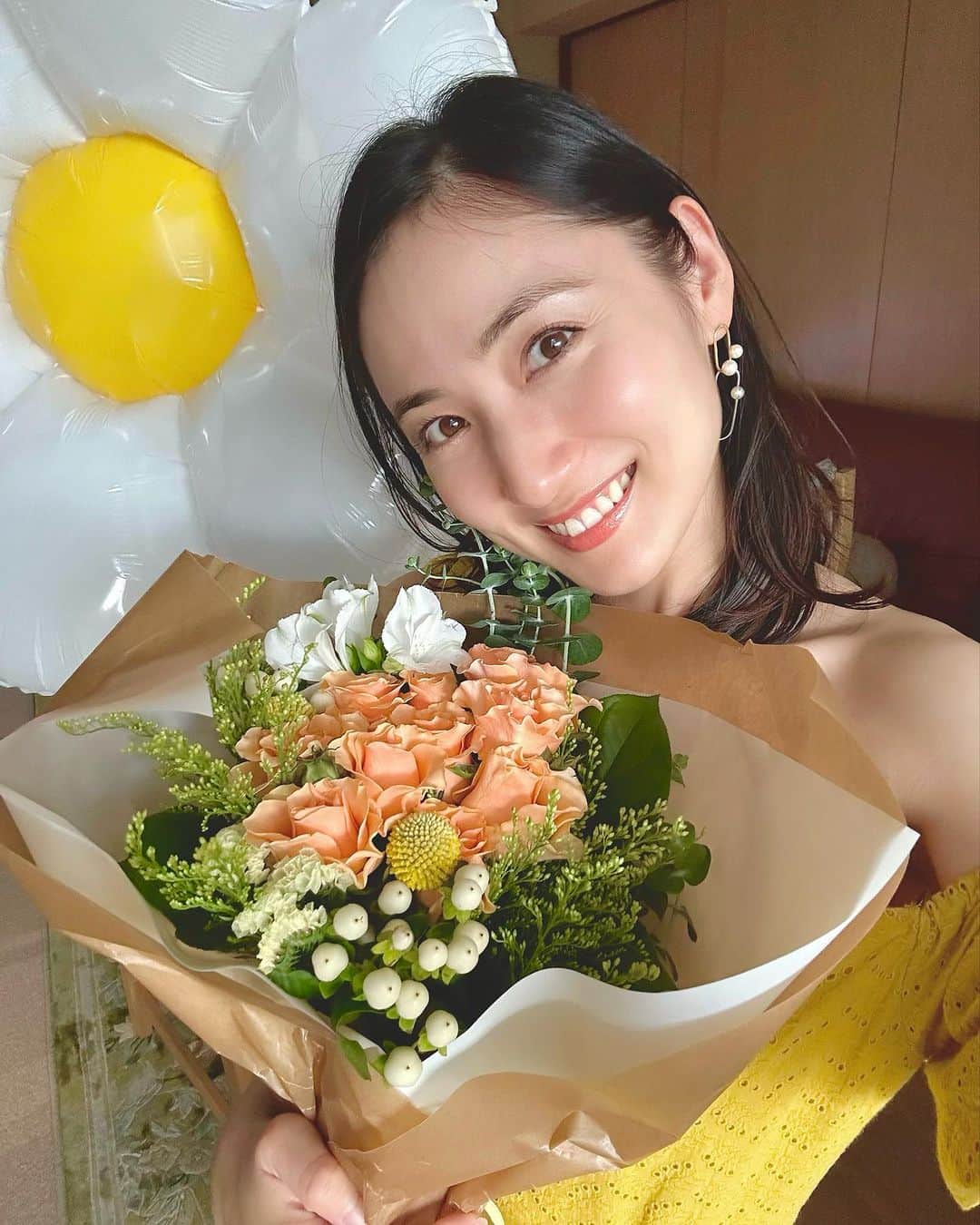 紗綾のインスタグラム：「先日、娘が１歳を迎えました👶🏼🎂💕  お誕生日会の準備をしていると… 夫から、なんとサプライズ‼︎ 花束のプレゼント🥹💐  「一年間、ママお疲れさま」と メッセージ付き♡  ずっとママになることを夢見ていた私にとって、 この1年、幸せ溢れるかけがえのない毎日でした💓  1年前の出産を思い出すと、 あんなに小さく生まれてきた娘が、 今はいつの間にか大きくなっていて、 ママとしてはまず一年間走りきったな〜と達成感❤️‍🔥  わたし一人じゃ手一杯だったことも 夫や周りの方々がサポートしてくださり、本当に感謝の気持ちでいっぱいです🌼  笑顔いっぱいで、 すくすくと育つ娘に毎日癒されながら 今日も母ちゃん頑張ります👩🏻‍🦰🧡」