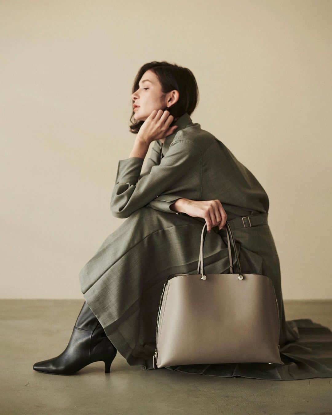 ロペのインスタグラム：「【ÉPOR BASIC COLLECTION 2023AW】 ⁡ 働く女性の通勤バッグを提案する 「ÉPOR(ロペ エポール)」。 第一印象を、ととのった女性に。 デザイン性と多機能で叶えるエレガントな 通勤バッグを豊富に揃えます。 ⁡ J'aDoRe JUN ONLINEでご購入いただけます。 ⁡ ⁡ ⁡ #fashion #Ybag #Wbag #Ree #CONFORT #PacSac #通勤バッグ #ÉPOR #ロペエポール  #美しさととのう  #ととのう #ロペ #ROPÉ #ropejp」