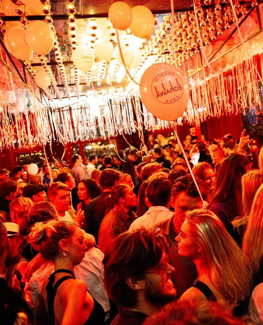 のインスタグラム：「Annonce: Fra hvide duge og flygelmusik til diskokugler og hård bas. Efter den store prisfest ved årets #ELLEawards, fortsatte festen for mange af gæsterne på @soepavillonen, hvor tonerne blev leveret af @fedty som den perfekte afslutning på en magisk aften. Swipe her for at komme med til efterfest.⁠ ⁠ Foto: Nils Bak Mejlvang」