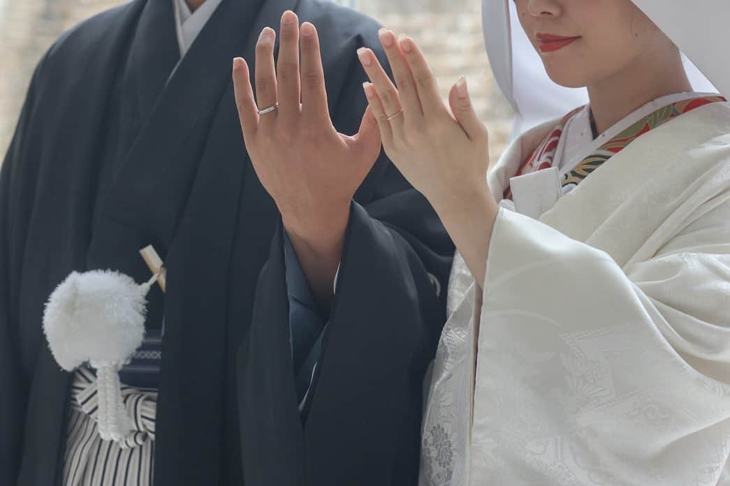 福井結婚式 福井結婚式場さんのインスタグラム写真 - (福井結婚式 福井結婚式場Instagram)「.  挙式の一大イベントである「指輪交換」  お二人の大切な指輪をお持ちいただいて、ゲストの皆様に見守られながら共に歩んでいく未来を誓います✨  #結婚式場  #福井結婚式場 #結婚式  #挙式  #指輪交換  #結婚指輪  #結婚指輪探し  #ララシャンス」9月30日 20時30分 - lalachance_belami_fukui