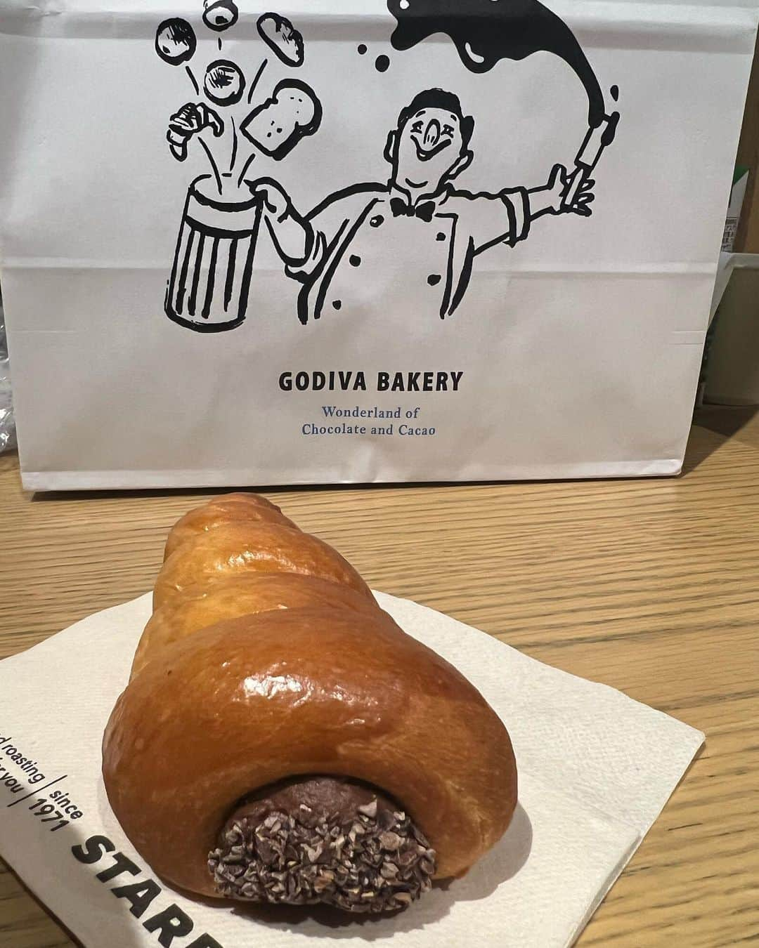 月野帯人のインスタグラム：「また来月行きたいな #ゴディバ#ゴディパン#godiva #ベーカリー#元ブーランジェリー#カカオチョコレート#生ショコラ」