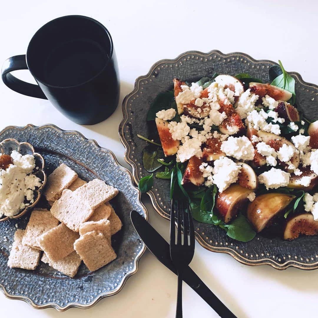 護あさなのインスタグラム：「. 最近フルーツ多め。  🍴  写真はいつだったか最近のランチ。  イチジクとカッテージチーズとグリーン🌱 オリーブオイルとトリュフ塩と胡椒をかけて。  米粉のクラッカーにチーズと無印の肉味噌。  🍴  季節の変わり目ってただでさえ体調を崩しやすいから内側からケアするためにも旬のものをなるべく食べていきたいですよね〜😋  話は変わって、ネトフリの「ヒップタッチの女王」と「マスクガール」にハマってます。 ヒップタッチはもうすぐ最終話更新されるのかな。 マスクガールはちょっとずつ観てるんだけどすごいハラハラ展開。一話一話語り部が変わってくスタイルでどんどん進んでいくから途中で観るのを止めるのが大変😂 終わったら「葬送のフリーレン」観だそうかなって思ってる。  みなさんはネトフリとか配信系で最近のオススメありますか？☺️」