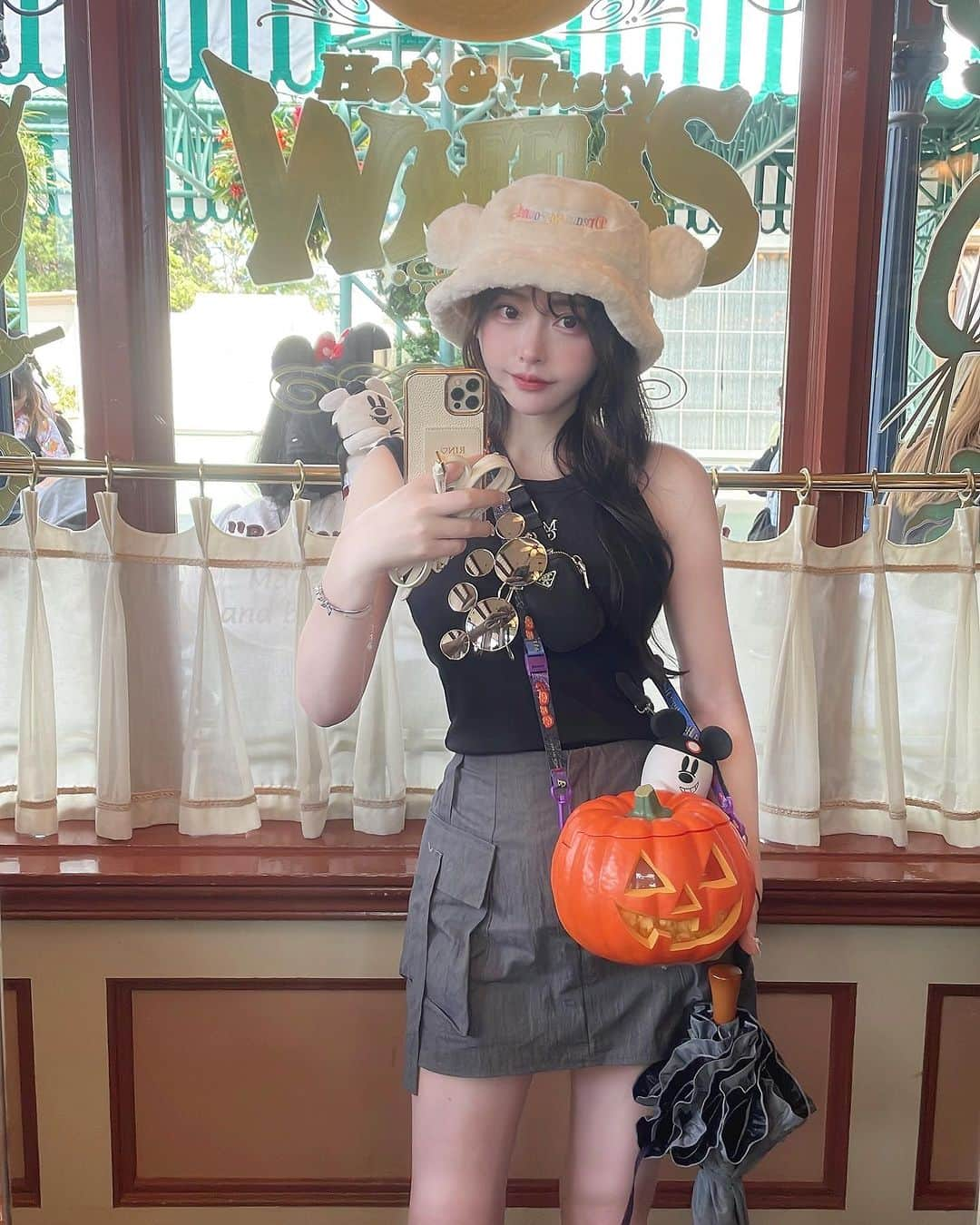 RINKAさんのインスタグラム写真 - (RINKAInstagram)「40周年🏰🤍 ディズニーだいすき🎃♡ 次は来年かなっ . 👚@mardi_mercredi_official  👗 🇰🇷 👜@prada  🕶 @gentlemonster  ☂️ @sunbarrier100  . . 肩のおばけミッキー可愛いでしょ👻」9月30日 20時34分 - rinka.716