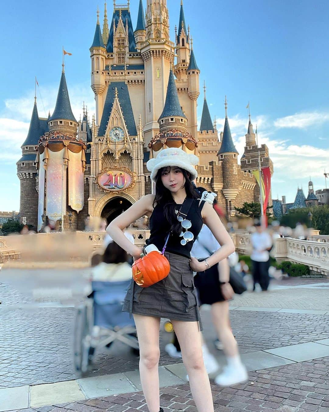 RINKAさんのインスタグラム写真 - (RINKAInstagram)「40周年🏰🤍 ディズニーだいすき🎃♡ 次は来年かなっ . 👚@mardi_mercredi_official  👗 🇰🇷 👜@prada  🕶 @gentlemonster  ☂️ @sunbarrier100  . . 肩のおばけミッキー可愛いでしょ👻」9月30日 20時34分 - rinka.716