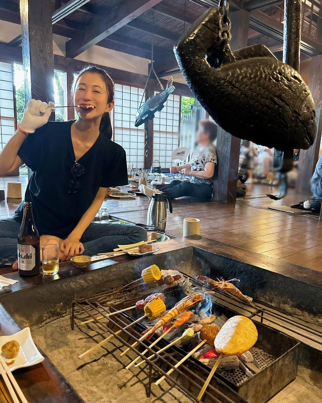 中村江莉香のインスタグラム：「今日から10月🤍🤍 ９月はアウトドアが増えた💛 #思い出写真 🐟🎢  🐟#炉端焼き#山麓園 🍽️ 🎢#富士急ハイランド   どちらかと言うとお家好きで、出不精な私なので、連れ出してもらえるのが嬉しい🩷  #スキンケア 紹介✅ 飲む日焼け止め、日焼け止め、日傘は必須⭕️ お家ケアは最近#オセロ #OTHELLO 美白クリームを愛用しています🌱 こちらはしっかり保湿タイプで、守られている感、塗った感があるので、サラサラしたい方にはお勧めできませんが、私は寝る前サラサラしてると翌朝乾燥が気になっていたので、やっと辿り着いた#アンチエイジングクリーム 🤔  #美白 #シワ改善 にアプローチしてくれて#ニキビ予防 もしてくれる😍  #乾燥肌 #混合肌 の方におすすめできます❣️ 外出が増えると日焼けも気になり...紫外線、乾燥は一番の老化の原因。 でも、だからと言って保湿成分が多いとベタベタしてニキビが出来やすい私なので、肌荒れニキビ予防の有効成分グリチルリチン酸ジカリウム配合のモノをチョイスするようにしています⭕️  大好きな#シカ成分（#ツボクサエキス配合 )  自分に合ったものを知れることは自分を大切に出来ている気持ちにもなれるので、美容は外側だけじゃなくて、心の安心感にも繋がる🥰💛  #たくさん遊んでしっかりアンチエイジング #アンチエイジング #美容マニア @othello.skincare #美容好きな人と繋がりたい #美容 #健康 #スキンケア #ダイエット #美肌 #エステ #beauty #woomypr #化粧品 #美肌ケア #美容好き #山梨デート」