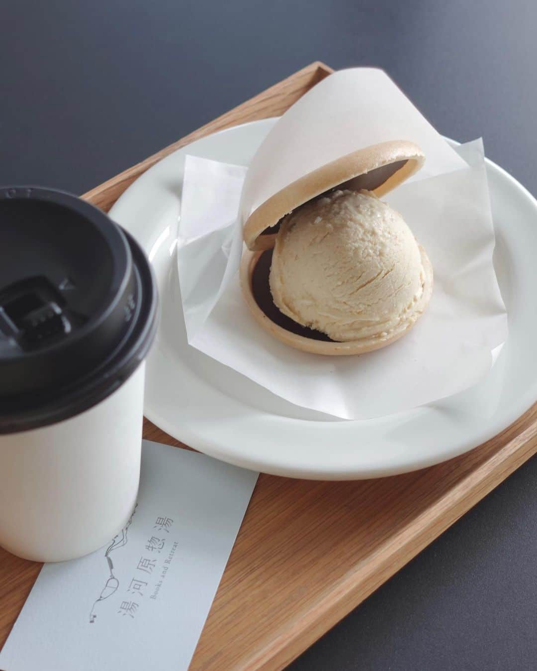さんのインスタグラム写真 - (Instagram)「・ @yugawarasoyu にあるカフェのチョコモナカアイスが美味でした♡  もなかの内側にパリパリチョコがついてる🤤  👶🏻と二人旅で行った湯河原。 1週間後に今度は3人で早々にリピートしました👍🏻笑  #湯河原惣湯 #湯河原テラス #湯河原カフェ #カフェ」9月30日 20時36分 - natsukoakahani