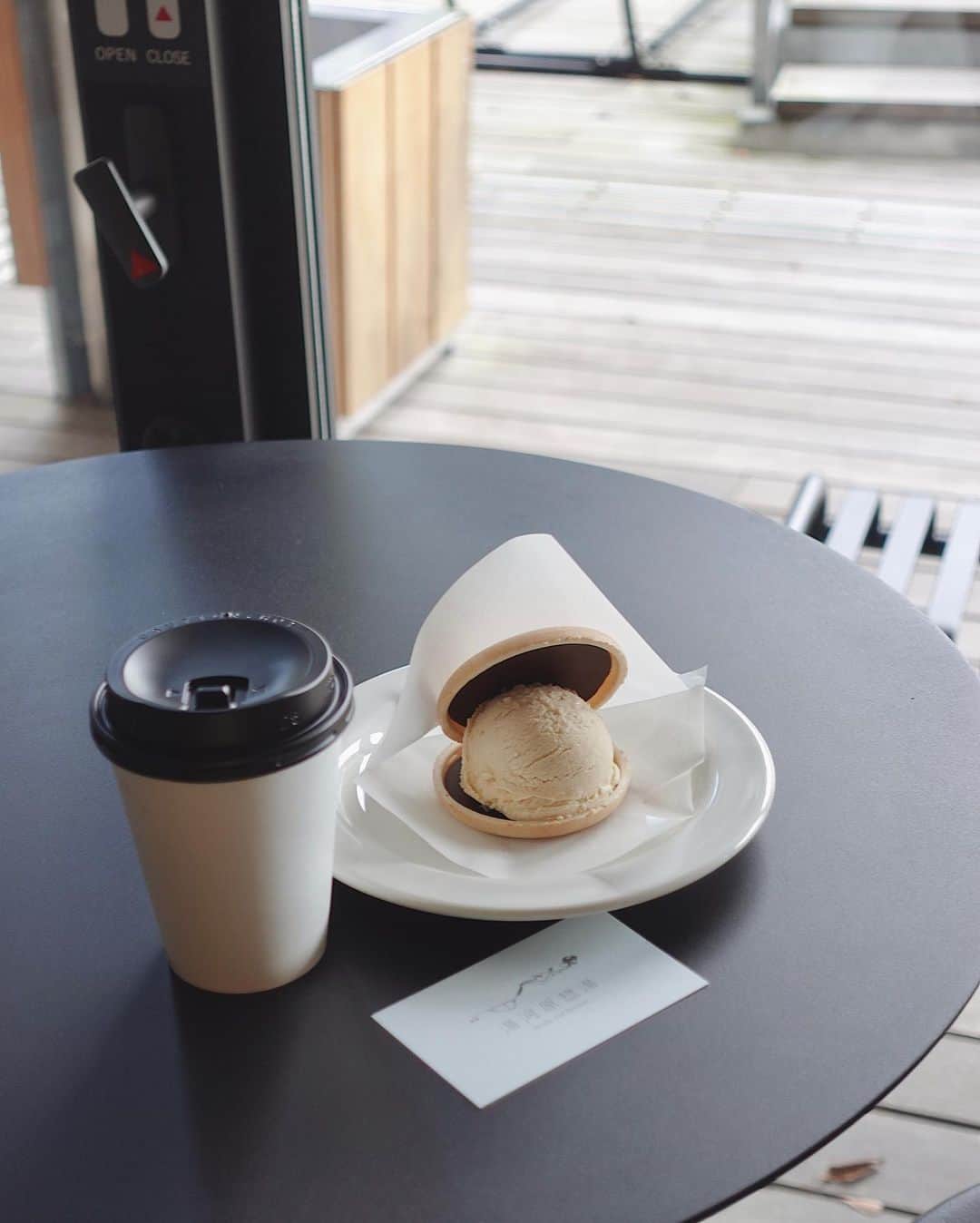 のインスタグラム：「・ @yugawarasoyu にあるカフェのチョコモナカアイスが美味でした♡  もなかの内側にパリパリチョコがついてる🤤  👶🏻と二人旅で行った湯河原。 1週間後に今度は3人で早々にリピートしました👍🏻笑  #湯河原惣湯 #湯河原テラス #湯河原カフェ #カフェ」