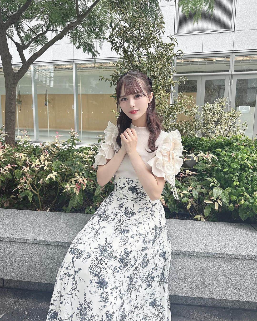 のインスタグラム：「たまには大人なコーデもどうですか？…💭  @wm_official.jp さんの ハイウエスト花柄フレアスカート🐰 ハイウエストだからスタイル盛れたよ〜！  秋服着るのが今から楽しみദ്ദി ˃ ᵕ ˂ ) 秋はご飯も美味しいし幸せだね🍁🍂 みんなの秋の楽しみ教えてください！  #秋#wm#ロングスカート#ロングスカートコーデ#snidel#INGNI#ハーフアップ#新宿#全身コーデ#ootd」