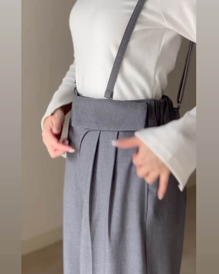 Ayaのインスタグラム：「明日から10月 おしゃれが楽しい季節に🍂 去年の今頃はファーベストを羽織っていたのに まだまだロンteeやシャツの出番  サンダルは撮影にもあまり出番ないのでキレイに拭いて サマリーポケットに預けました。 そして、預けていたブーツを取り出して。  今季注目のグレー🩶赤も気になる 取り外しできるフラップ 片方だけつけても❤️サスペンダーも取り外し⭕️ @un_number.official」