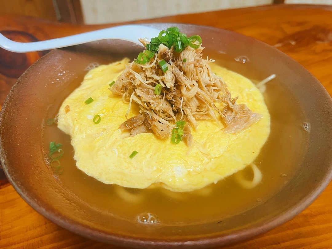 高松いくのインスタグラム：「😳 🤤 最後の一滴まで 美味しかった...その名も《地鶏黄金そば》✨  現地の旅行のプロに オススメして頂いた 沖縄そば✨  道に迷ってしまった🤣  Googleマップ使っても🗺️笑  ちょっと🤏 迷っちゃうかもしれないけど (私だけか？ww)  見つけた時の喜びと🤣 ダシの感動と、 沖縄そばでは珍しい 卵の🥚トッピング 濃厚な鶏の旨み...絶品‼️  ご馳走様でした🙏  #コッコ食堂  #沖縄そば  #沖縄北部  #グルメ  #美味しいもの好きな人と繋がりたい  #沖縄 #沖縄旅行 #沖縄グルメ  #食旅  @trip_ni_iku」