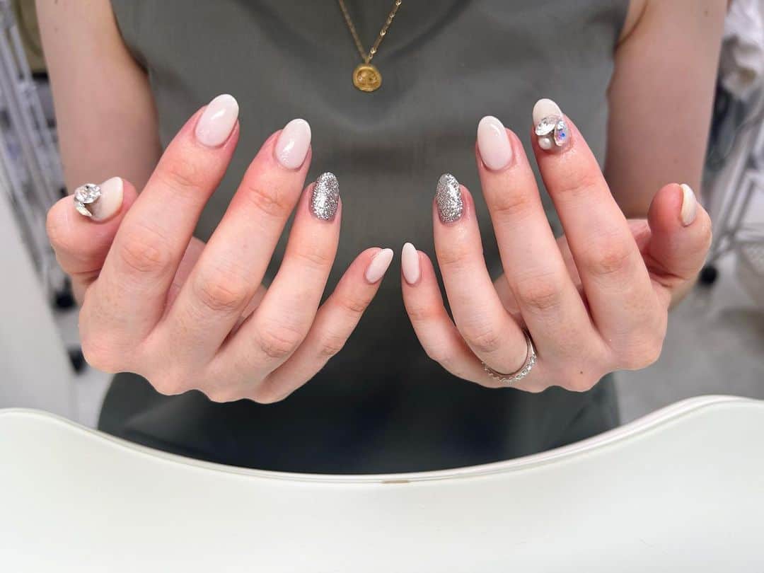 スミス春子のインスタグラム：「.  最近のネイル💅  最新のものは黄色です！ 季節感ゼロ😂笑  今月からお仕事をスタートさせたので…、明るいスタートを切りたい！と思いを込めて一番好きな黄色にしました！！💛  #ネイル #ジェルネイル」