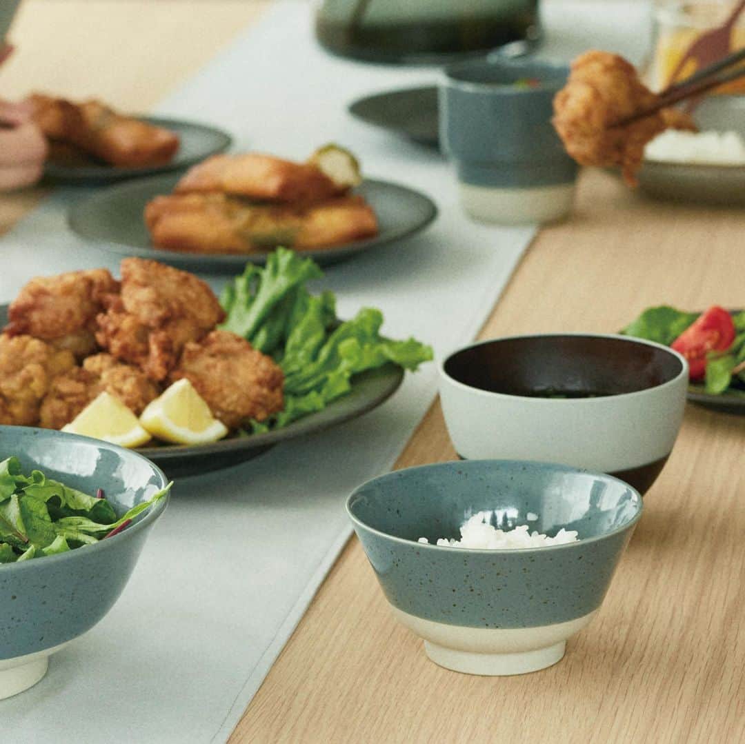 LAKOLE / ラコレさんのインスタグラム写真 - (LAKOLE / ラコレInstagram)「. #LAKOLE_GOODS 美濃焼きの日本製塗分け茶碗。 スモーキーなニュアンスカラーと、素地の質感を活かしたバイカラーデザインがポイントです。 洋食器との相性もいいアイテム。 同シリーズの汁椀とお揃いでお使いいただくのもおすすめです。 ⁡ ✔︎ SMOKY塗分け茶碗 (968270) ¥550 tax in ⁡ ⁡ 店舗一覧はプロフィールTOPハイライトからもご覧いただけます！>> @lakole_official  ⁡ ⁡ ⁡ #LAKOLE #ラコレ #あたりまえを素敵に #食器 #プレート #和食器 #日本製食器 #美濃焼き #美濃焼 #美濃焼き食器 #美濃焼食器 #茶碗 #器好き #うつわのある暮らし #うつわ好き #美濃焼 #陶器 #madeinjapan #日本製 #シンプルな暮らし #プチプラ #プチプラ雑貨 #テーブルウェア #テーブルコーディネート #lakole食器 #食器好き」9月30日 20時40分 - lakole_official