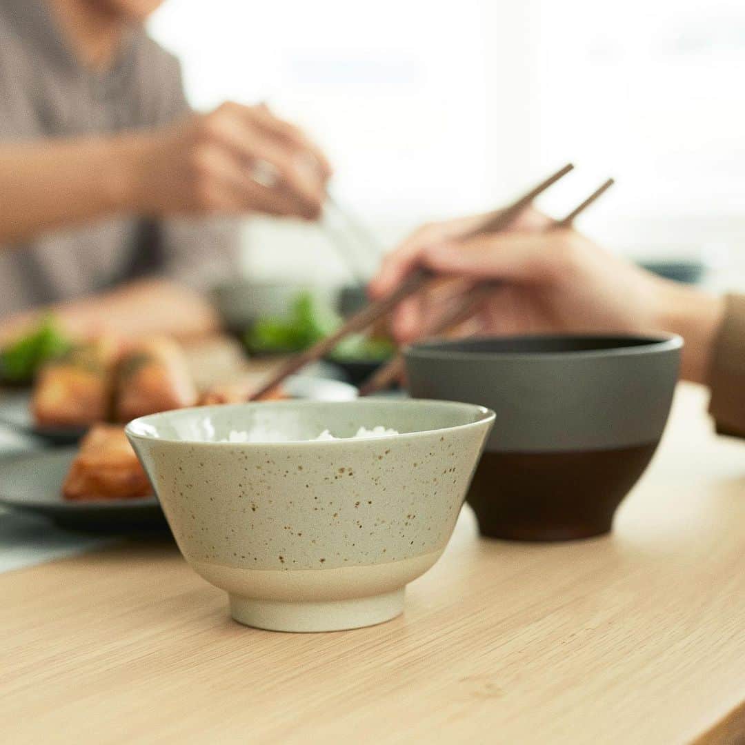 LAKOLE / ラコレのインスタグラム：「. #LAKOLE_GOODS 美濃焼きの日本製塗分け茶碗。 スモーキーなニュアンスカラーと、素地の質感を活かしたバイカラーデザインがポイントです。 洋食器との相性もいいアイテム。 同シリーズの汁椀とお揃いでお使いいただくのもおすすめです。 ⁡ ✔︎ SMOKY塗分け茶碗 (968270) ¥550 tax in ⁡ ⁡ 店舗一覧はプロフィールTOPハイライトからもご覧いただけます！>> @lakole_official  ⁡ ⁡ ⁡ #LAKOLE #ラコレ #あたりまえを素敵に #食器 #プレート #和食器 #日本製食器 #美濃焼き #美濃焼 #美濃焼き食器 #美濃焼食器 #茶碗 #器好き #うつわのある暮らし #うつわ好き #美濃焼 #陶器 #madeinjapan #日本製 #シンプルな暮らし #プチプラ #プチプラ雑貨 #テーブルウェア #テーブルコーディネート #lakole食器 #食器好き」