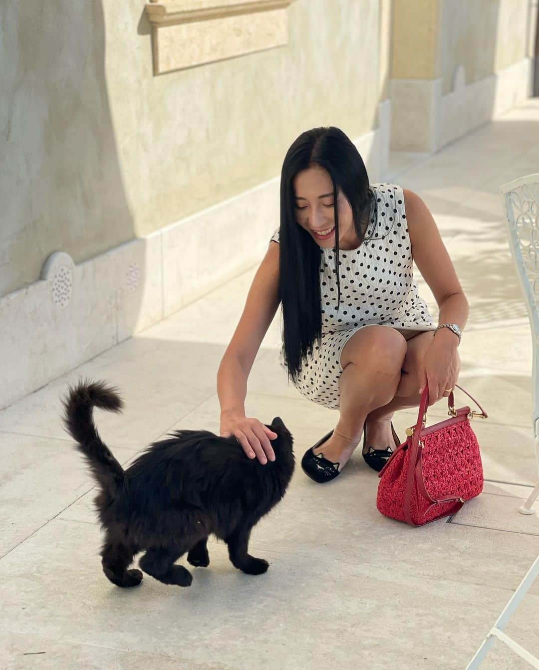 三浦瑠麗さんのインスタグラム写真 - (三浦瑠麗Instagram)「ホテルで朝ごはんを食べたあと、テラスを散歩していたら黒猫さんがおでまし。 猫さんは娘と妹、わたしの三人のあいだをひたすら撫でてもらいたくて行ったり来たり。 たっぷりと撫でてあげました。 最後は首のうしろを摘んであげると、ゴロンとお腹を見せてくれました。」9月30日 20時41分 - lullymiura