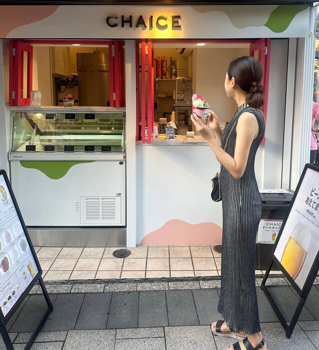 こちえのインスタグラム：「. . 自由が丘の駅すぐのところに 新しく出来たアイス屋さん🥹💕  抹茶も胡麻もたっぷり入ってて 本当に濃厚で美味しかったぁぁ🥹 トッピングも出来て 私は胡麻ときな粉にしたんだけど 粒々の食感と香ばしさがたまらんかった😋  映えつつちゃんとこだわってるのが 伝わってくる美味しさで🙆‍♀️🙆‍♀️🙆‍♀️  あと、店員さんがとっても感じ良かった🥳 目の前にベンチがたくさんあるので ゆっくり食べられるのも良きです👏👏  日本の素材を使ってて 合成着色料は一切不要みたい✨  @chaice_jiyugaoka  #chaice #チャイス  #アイス#アイスクリーム #抹茶スイーツ#抹茶アイス #自由が丘カフェ#東京カフェ #自由が丘スイーツ#東京スイーツ #カフェ巡り#スイーツ女子 #自由が丘#東京 #icecream#matcha #sweetslover#pr #tokyo#japan」