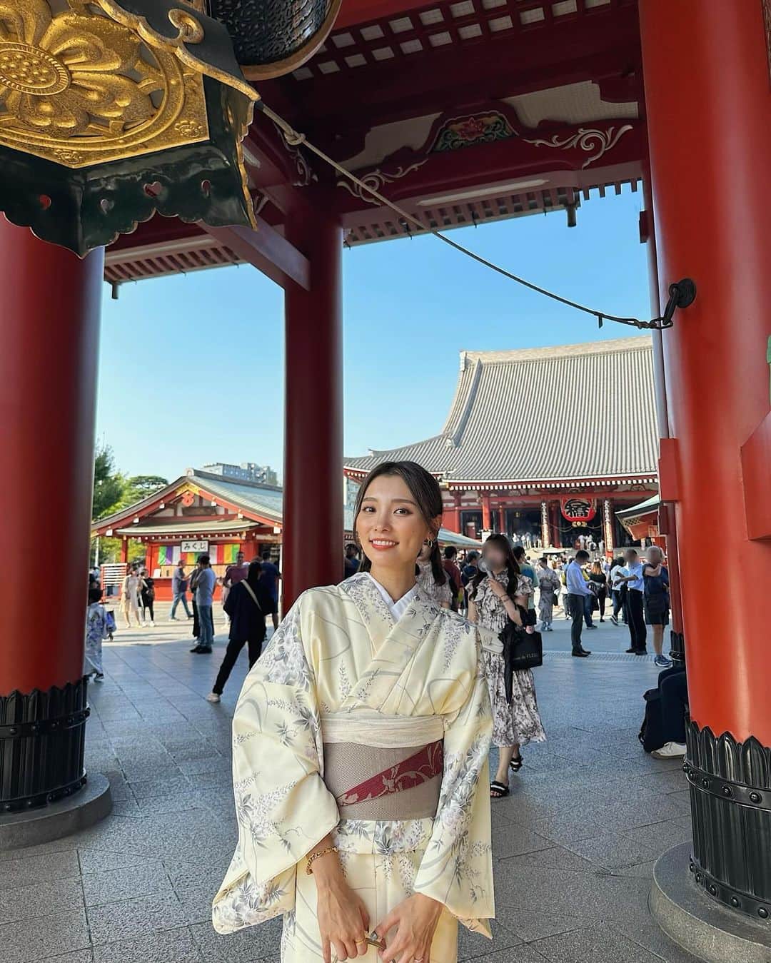 KANAMIのインスタグラム：「・ 今年も行けました☺️ 毎回着物選びが楽しい👘🤍 髪型もお気に入り✨  #浅草」
