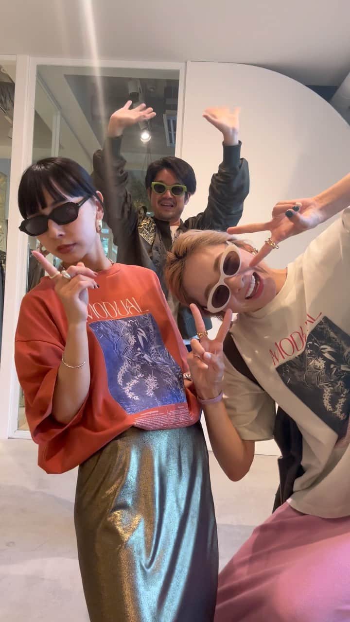 岩渕加恵のインスタグラム：「😎 k i m e t e r u n e 🩷 全員キメキメなんよ〜🕺✨笑 踊ってない赤い人が誰より目立ってるんよ〜😂  という訳でキンプリ第二段✌🏻💕💕💕  土曜の夜だしこれくらいゆる〜くいきたいね🎵 （ってだいぶ騒がしいかwww😂  ハッピーな週末を〜🫶🏻🌈💕  #みんなサラッとTシャツ色違いっていう♡ #もう一人隠れキャラもいるよ♡」