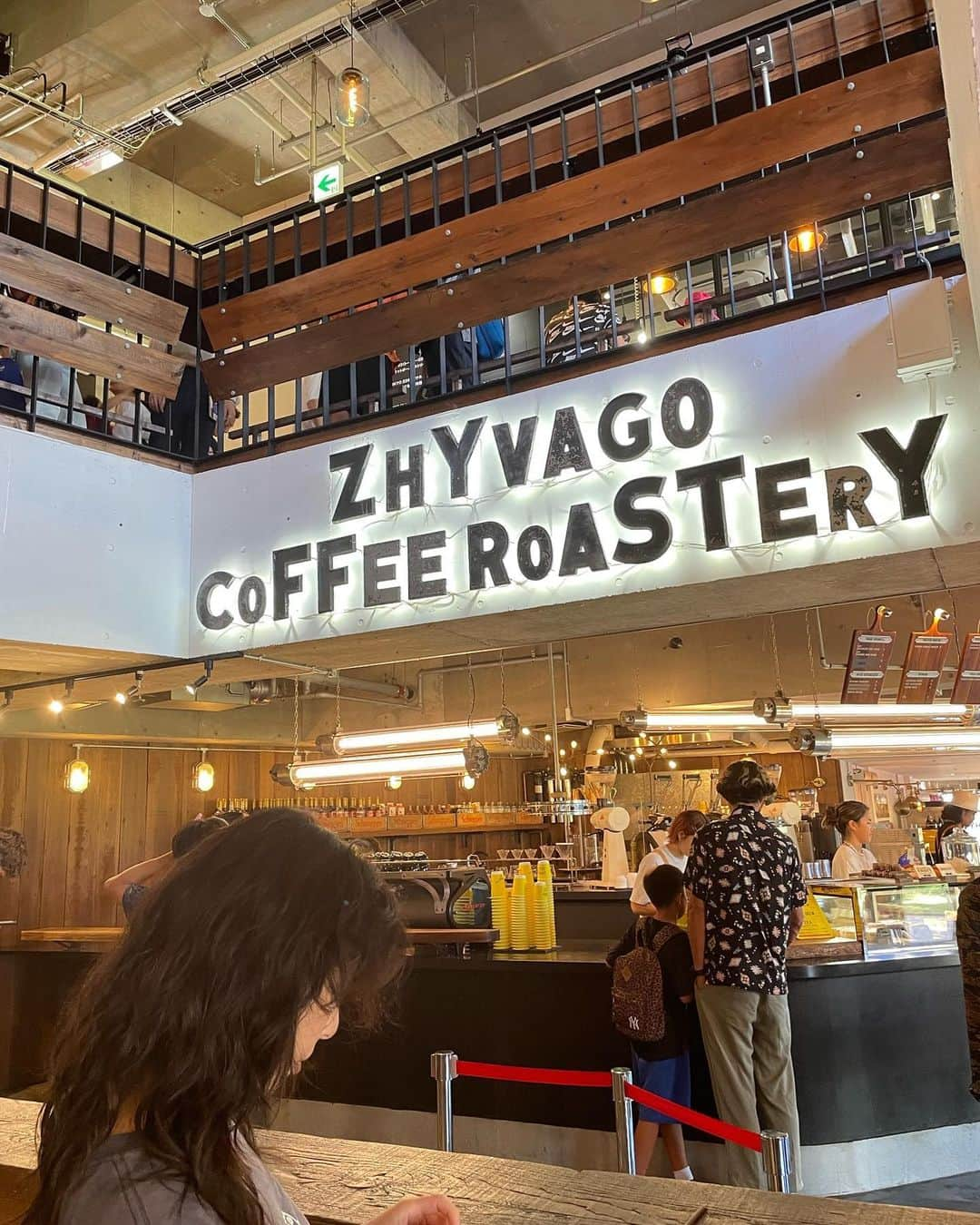 松崎夕さんのインスタグラム写真 - (松崎夕Instagram)「@zhyvagocoffeeroastery   現場の合間に 沖縄北谷 アメリカンビレッジにある人気のコーヒースタンドへ☕️  美味しかった♩  #沖縄 #zhyvagocoffeeroastery #okinawacafe #americanvillage」9月30日 20時46分 - djyoumatsuzaki