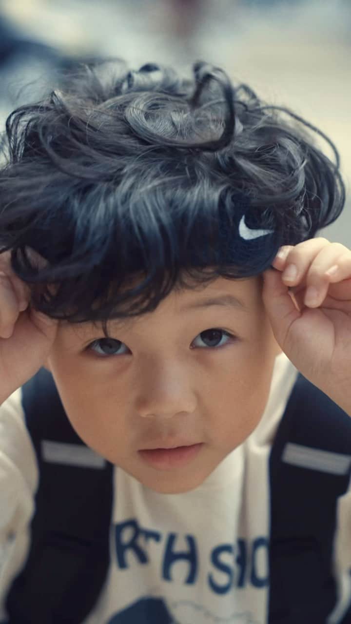 yurinasiaのインスタグラム：「息子、椛(ヨーク)6歳の誕生日🎂 6年前死ぬほどお腹痛かったなぁ、幸せやったなぁ  家族四人で力合わせて色んなことやってきたねぇ 仕事場に連れて行き 色んな人に可愛がられ たくさんの人に育てられすくすく育っております。  いつもありがとうございます。  そして知らないところで自分の好きなことを見つけてひたむきに行動するヨーク尊敬。 今はサッカー、バスケ、指スケにハマっております。  ヨークが小学生になったら私はサッカーを習う息子を持つ母となるでしょう。大変だ。とりあえず今は形から固めていきます。  これからも人や生き物を大切にする人に育ってね❣️ 愛してるヨーク。 おめでとう❣️  お姉ちゃんウーア、パパも6年記念おめでとう㊗️ こうやって思い出を形にしてくれるパパありがとうっ  さて、6歳の息子の成長見るのが楽しみだ！」