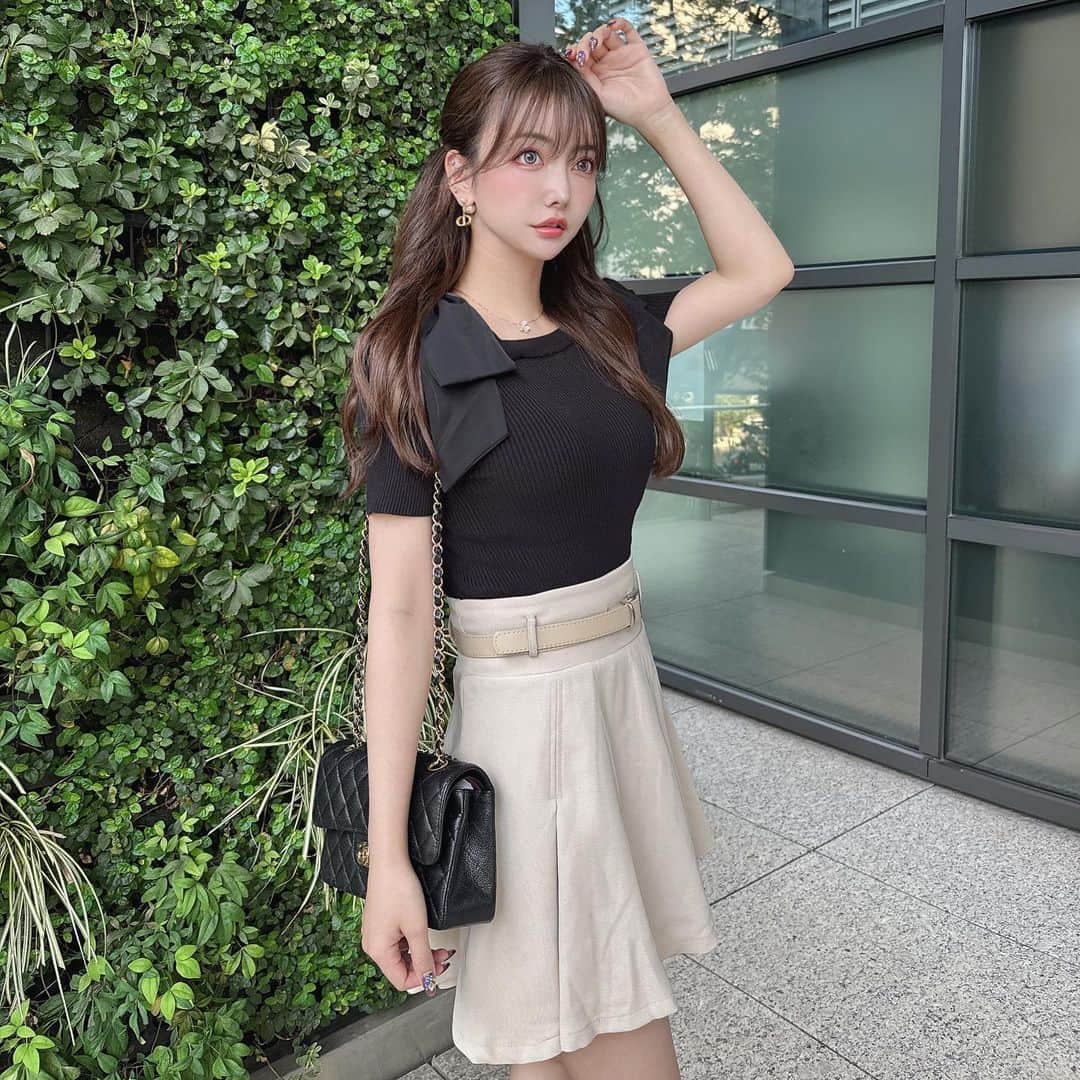 吉川ちえさんのインスタグラム写真 - (吉川ちえInstagram)「【👗👒👗👒👗👒】 . どんどん過ごしやすい天気に なってきて秋服もそろそろ出番になってきたねっ😚🍁🍂 . ( @royalparty_official )の 展示会に行った時に頼んでいた スカートが届いたので 履いてみたけどめっちゃかわいい🥹💓💓 . 形綺麗だしベルト付きで かなりつかいやすい😍🩷🩷 展示会で頼んでてよかった✨✨ . #royalparty #秋服 #スカート #ロイパ #コーディネート」9月30日 20時47分 - yoshikawachie_16