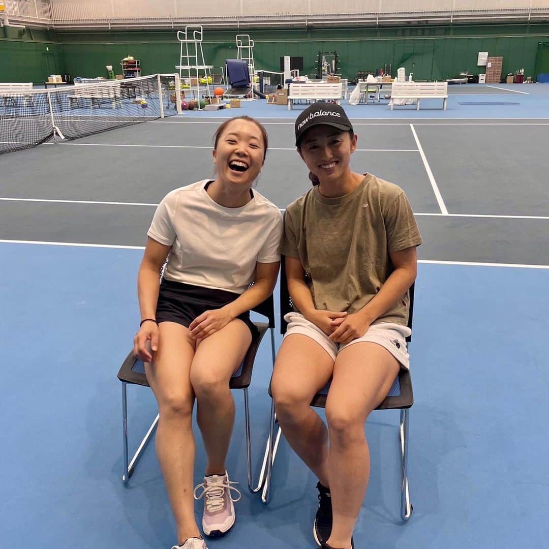 奈良くるみさんのインスタグラム写真 - (奈良くるみInstagram)「みっちゃん、お疲れ様でした。 13歳から共に世界に挑戦し、プロになってから引退するまで互いに切磋琢磨できた事、誇りに思います。 どんな時も妥協せず、目標に突き進んでいくみっちゃんの姿を見て、私も頑張る事ができました。 腰に不安を抱える中、最後の最後までベストを尽くして戦う姿は最高にかっこよかったです。  みっちゃんがライバルで良かった！ これからもよろしくね。  📷JET田中さん （1.2.5.7.8枚目）  #ありがとう #土居美咲 #misakidoi #奈良くるみ  #kuruminara  #テニス  #tennis  #テニスプレイヤー  #tennisplayer」9月30日 20時49分 - kurumi.nara
