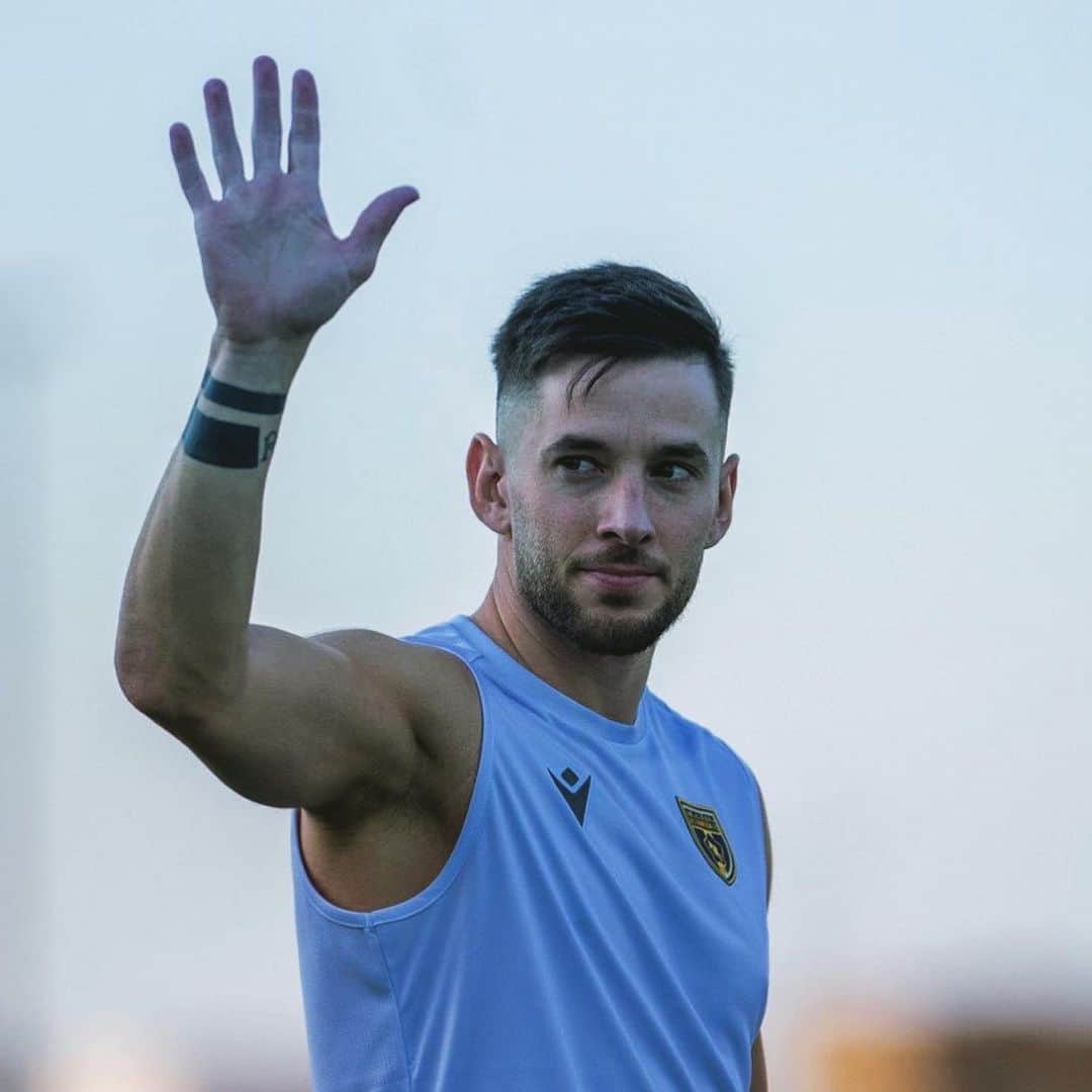 のインスタグラム：「Happy to be back in the team. +3! 💛💪🏼🐺」