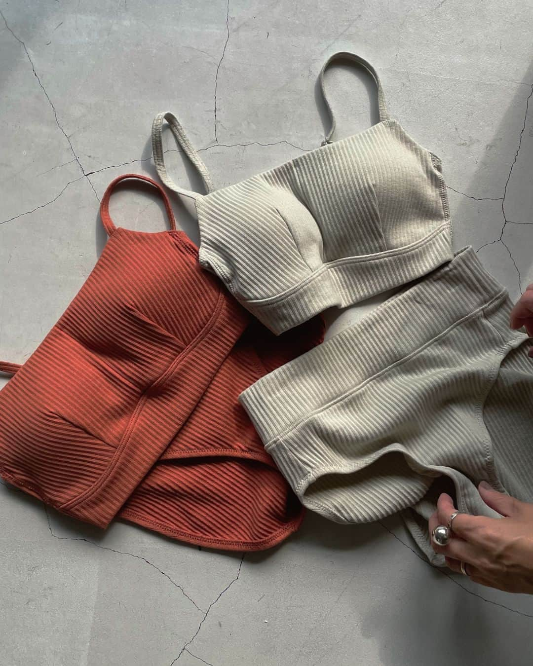 EMILY WEEKのインスタグラム：「EMILY WEEK ORGANIC COTTON RIB UNDER WEAR SERIES  -    着け心地の良さにリピーター多数な人気シリーズ 「オーガニックコットンリブ」シリーズの新カラーが待望の入荷！ 今シーズンは、秋の空気を感じるような、肌馴染みのよいベージュとオレンジ。  フィット感の心地よいストレッチリブ素材を使用したシリーズで、 今シーズンからブラのカップ上辺がストレートカットにリモデル。 バスト部分の表面積がアップすることで、 どんなシーンでもより着用しやすくなりました。 アンダー部分にはゴムではなくパワーネットを内蔵。 安定感のある着心地で、程よいホールド感も感じていただけます。  毎シーズン人気でまとめ買いも多く見られている ハイウエストショーツは、昨年と同様の仕様でお作りしました。 是非セットのショーツと合わせてコーディネートもお楽しみください。    -    Organic Cotton Rib Stretch Bra no.23125468650030 size.36/38/40 color.beige/orange price.¥6,930 in tax  Organic Cotton Rib Stretch Shorts no.23125468650030 size.36/38/40 color.beige/orange price.¥4,180 in tax    -    #EMILYWEEK #エミリーウィーク　 #日常を心地よいリズムに ＠baycrews」