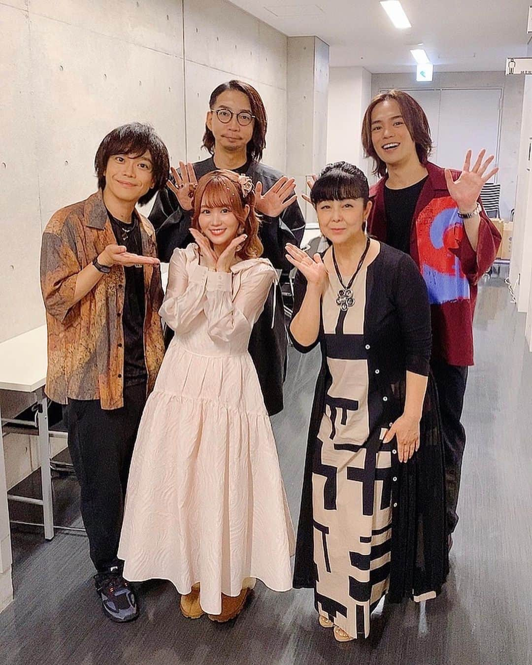 田中あいみさんのインスタグラム写真 - (田中あいみInstagram)「#エリオスR 「3rd Anniversary Festival」会場まで足を運んでくれた司令ちゃま、配信で見守ってくれた司令ちゃま、ありがとうございました💓  ※ほんっっっとに今更ですが、せっかくなのでメモに書き溜めてあったものを投稿します🙇‍♀️  可愛らしい衣装やヘアアレンジがジャクリーンらしく仕上がって、とっても嬉しかったです🎀  念願の家族写真を撮ることもできました📸 私もジャクリーンについて司令のみなさんと同じ情報しか持ち合わせていないので、ジャクリーン達のどこまでを家族と表現していいのか悩みますが、たぶん彼女は彼女なりの根拠でみんな家族ナノって言ってくれるような気がしました🌷 いつか彼女達についてより深く知れる日がくるといいなと思ってます！  当日の挨拶では「巻き！一人15秒！」みたいなカンペが出ていてあまり話せなかったけれど(それだけ盛り上がって充実した時間を過ごせました☺️)、まさかの今年もたくさんの司令さん達と一緒に過ごせて本当に嬉しかったよ〜🌸  これは今回に限ったことじゃなくいつも思うことですが、数あるイベントの中から選んでくれたこと、あたたかい歓声で出迎えてくれたこと、可愛さ満点のフラスタやお手紙を準備してくれたこと、他にもいろいろ…！ありがとうございます💓💓💓  手紙は読むより書く方が時間がかかるし、便箋にもこだわってくれたのかもしれないし、フラスタや色紙も完成するまでの間にいろんな工程を踏んでいろんな思いが込められて完成するんだろうなぁ…とか。 そういうのをじんわり味わうのが好きです🌸  たまにキャラ愛が重いとかすごいとか言われるけど、それってファンの方の作品愛に影響されてるとこあるよ、きっと！  ジャクリーン登場家具を考えようという素敵すぎてなんだか恐縮してしまうコーナーでは二つも採用していただけたので、いつか時が来たら全力で録ってきます！楽しみだねーー🥰  #田中あいみ #声優」9月30日 21時00分 - kanataimi