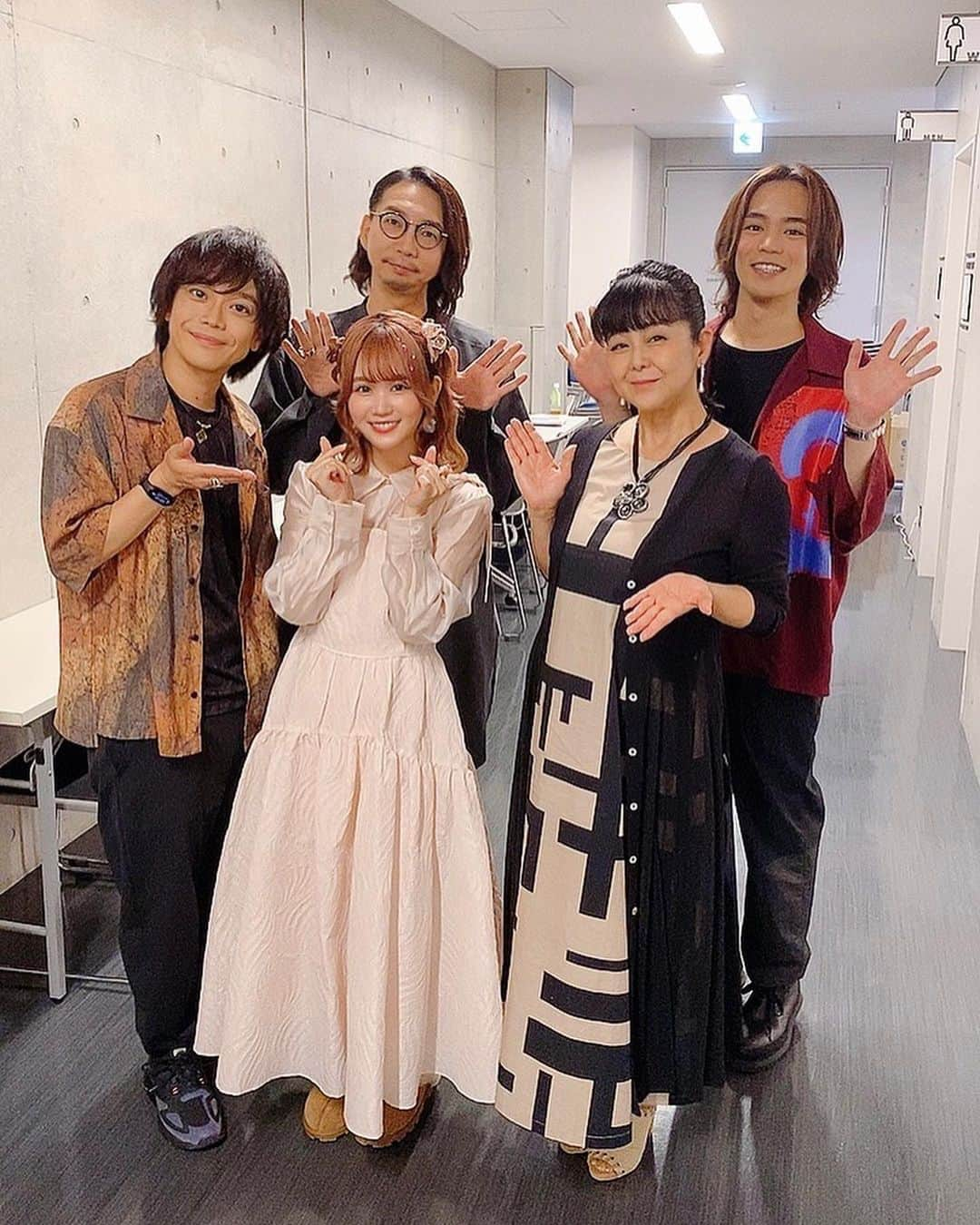 田中あいみさんのインスタグラム写真 - (田中あいみInstagram)「#エリオスR 「3rd Anniversary Festival」会場まで足を運んでくれた司令ちゃま、配信で見守ってくれた司令ちゃま、ありがとうございました💓  ※ほんっっっとに今更ですが、せっかくなのでメモに書き溜めてあったものを投稿します🙇‍♀️  可愛らしい衣装やヘアアレンジがジャクリーンらしく仕上がって、とっても嬉しかったです🎀  念願の家族写真を撮ることもできました📸 私もジャクリーンについて司令のみなさんと同じ情報しか持ち合わせていないので、ジャクリーン達のどこまでを家族と表現していいのか悩みますが、たぶん彼女は彼女なりの根拠でみんな家族ナノって言ってくれるような気がしました🌷 いつか彼女達についてより深く知れる日がくるといいなと思ってます！  当日の挨拶では「巻き！一人15秒！」みたいなカンペが出ていてあまり話せなかったけれど(それだけ盛り上がって充実した時間を過ごせました☺️)、まさかの今年もたくさんの司令さん達と一緒に過ごせて本当に嬉しかったよ〜🌸  これは今回に限ったことじゃなくいつも思うことですが、数あるイベントの中から選んでくれたこと、あたたかい歓声で出迎えてくれたこと、可愛さ満点のフラスタやお手紙を準備してくれたこと、他にもいろいろ…！ありがとうございます💓💓💓  手紙は読むより書く方が時間がかかるし、便箋にもこだわってくれたのかもしれないし、フラスタや色紙も完成するまでの間にいろんな工程を踏んでいろんな思いが込められて完成するんだろうなぁ…とか。 そういうのをじんわり味わうのが好きです🌸  たまにキャラ愛が重いとかすごいとか言われるけど、それってファンの方の作品愛に影響されてるとこあるよ、きっと！  ジャクリーン登場家具を考えようという素敵すぎてなんだか恐縮してしまうコーナーでは二つも採用していただけたので、いつか時が来たら全力で録ってきます！楽しみだねーー🥰  #田中あいみ #声優」9月30日 21時00分 - kanataimi