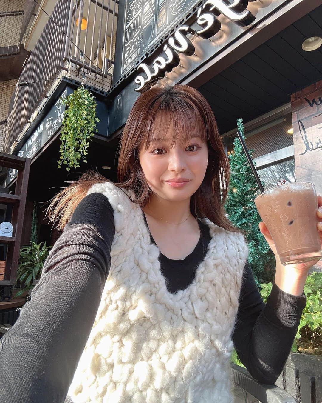 のインスタグラム：「裕太郎くんのいない週末。 母が来てくれたので ウォーキングをしよう！と 氷川神社で勝利祈願からの ラブロコ連れてパスタランチ🍝  写真がイマイチ決まらず お母さんのアイスチョコレートをお借りした🍫  明日から10月涼しくなるかしら〜🤔」