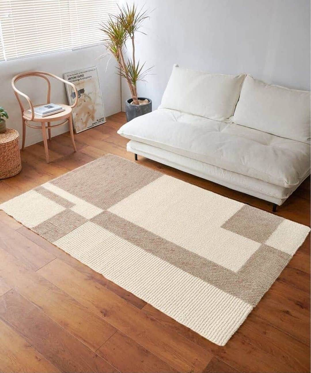 journal standard Furnitureのインスタグラム：「【RHONE RUG】 ⁡ ループ状に織られているため起伏があり、贅沢なニットのような、表情豊かなラグ。 ニュートラルカラーでブロッキングされた柄のラグは、様々なコーディネートと合わせやすく、柔らかくモダンな印象に。 ⁡ 熟練の職人の手によりパイルを打ち込み製作されています。 自然素材を織り交ぜて、一枚づつ丁寧に織られた手仕事のぬくもりを感じられます。 裏地がついており、しっかりとした厚みがあります。 ⁡ — ⁡ ■RHONE RUG 130x190 ¥41,800 ⁡ — ⁡ #journalstandardfurniture #baycrews #interior #furniture #livinginter  #livingroominterior  #interiordesign #rug #rugmat #carpet」