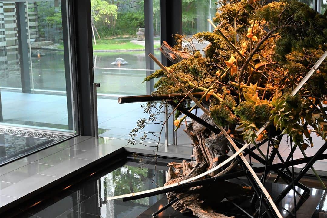 ザ・キャピトルホテル 東急 公式さんのインスタグラム写真 - (ザ・キャピトルホテル 東急 公式Instagram)「タイトル【錦秋】  溢れるばかりの秋の植物と、弧を描く竹が印象的な落ち着いた秋のイメージの作品に仕上げていただきました。黒い竹と大胆な流木がアクセントとなっております。 __________  @hana_project  #草月流 #いけばな #花 #花のある暮らし #ホテルロビー #hoteldesign #ikebana #flowerarrangement #sogetsu #flower #japaneseflowerarrangement #flowerstagram」9月30日 21時00分 - thecapitolhoteltokyu