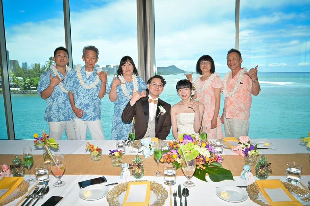 The Terrace By The Seaさんのインスタグラム写真 - (The Terrace By The SeaInstagram)「@the_terrace_by_the_sea Hawaii Wedding情報はこちら𓂃𓈒𓏸  ---------  歓声が上がるほど愛らしいケーキは もちろん味も抜群！  ハワイらしいビタミンカラーの爽やかな配色で テーブルコーディネートも おふたりからの大切なおもてなし𓍯  -------------------  = produce = モチーフ @motif_resort  = photo = @betterhalf_hawaii  --------------------  ハワイのザ・テラス バイ・ザ・シーにて 挙式を検討されていらっしゃる方におすすめ✯  2023年9月にオープン11周年を迎えることを記念して、 お得なアニバーサリープランのご案内を開始！  《組数限定 11th Anniversary Plan 最大 28.9万円 OFF！ 》  おふたりのご希望に合わせて選択可能な２つのプランを ご用意。  挙式に必要な基本挙式、ドレス＆タキシード、新婦様ヘ アメイク、アルバムが含まれるシンプルプランA（30組限 定）。  プランB（20組限定）はさらにロケーション撮影や アルバムアップグレードなどが含まれた充実プラン。  プロフィール欄のURLより、ウエディングの相談ご予約 が可能です。 小さい疑問や質問にもお答えいたしますので、お気軽に お問い合わせくださいませ🌺  ザ・テラス バイ・ザ・シーでは、健康と安全を最優先に 配慮し、安心してハワイでの時間を楽しんでいただいて おります𓆉  #テラスバイザシー #TheTerraceByTheSea #TAKAMIBRIDAL #タカミブライダル #MotifRESORT #テラス花嫁 #モチーフ花嫁 #リゾートウェディング #リゾート婚 #ハワイウェディング #ウェディングパーティー  #ウェディングケーキ」9月30日 21時00分 - the_terrace_by_the_sea