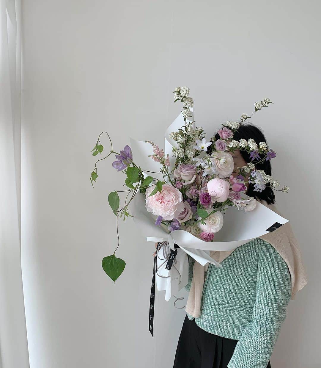 플로리스트 이주연 florist Lee Ju Yeonのインスタグラム：「. . Foreign Class🤍 . #바네스꽃다발  . 바네스플라워 VANESS FLOWER . Katalk 채널 바네스플라워  kakao ID vaness52  E-mail vanessflower@naver.com . Paypal payment possible . 서울시 중구 청파로464 브라운스톤서울 101동2806호 📞02-545-6813」