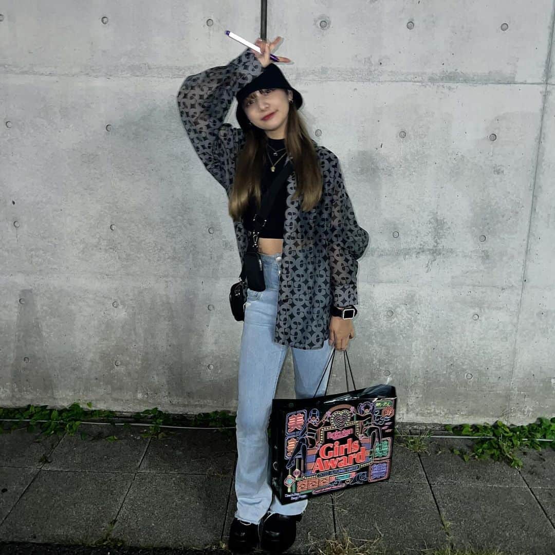 のインスタグラム：「. GirlsAward見に行ってきました🥹💜  ほんとにモデルさんたちみなさんキラキラしててかっこよかったなあ😮‍💨🫶🏻  私の憧れの大好きな方も見れて幸せでした＾＾💜   #girlsaward   #ガルアワ   #ガルアワ2023aw   #今日好き   #夏休み編2023   #06  #jk  #sjk   #吉田羽花」