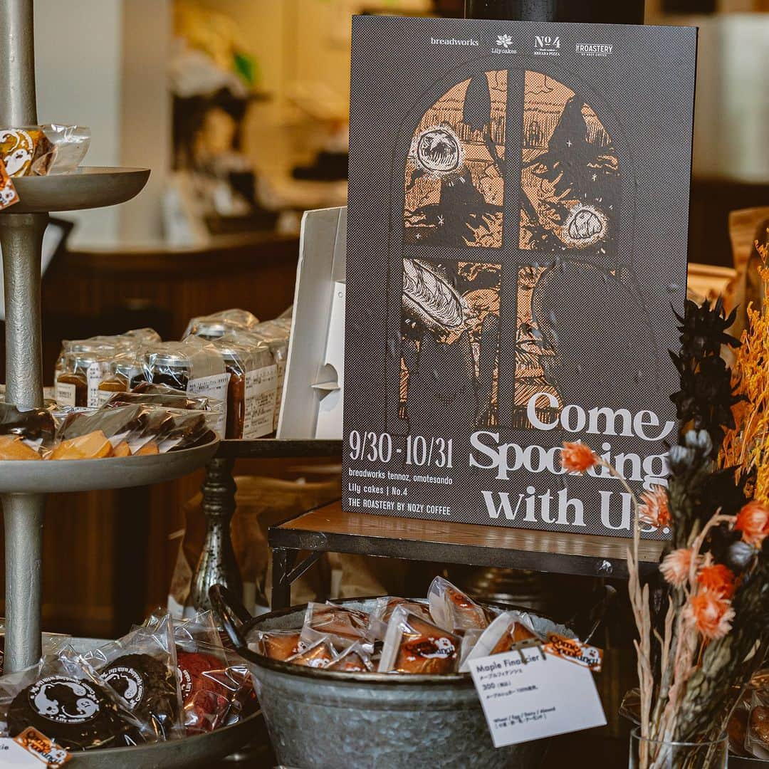 TYSONS&COMPANYのインスタグラム：「. 【Halloween Fair 2023】 ハロウィンフェアが今年も開催！ 今年は「COME SPOOKING WITH US!(一緒にみんなを驚かせましょう！)」をテーマにして小説のようなポスターと可愛らしいキャラクターが一気に店内をハロウィンムードに彩ります。  毎年人気のハロウィンクッキーやパンプキンパウンドの他、メープルフィナンシェ、鮮やかなレッドベルベットクッキーに目を引くブラックアウトクッキーも登場。  ハロウィンパッケージに包まれた秋らしいスイーツを是非お楽しみください。  開催店舗 〜 10/31まで！ ・breadworks 天王洲 ・breadworks 表参道 ・THE ROASTERY BY NOZY COFFEE ・No.4  #ハロウィンフェア #ブレッドワークス #天王洲アイル  #表参道 #ベーカリー #Halloweenfair #breadwokrs #theroastery #no4kojimachi  #bakery #tysonsandcompany」