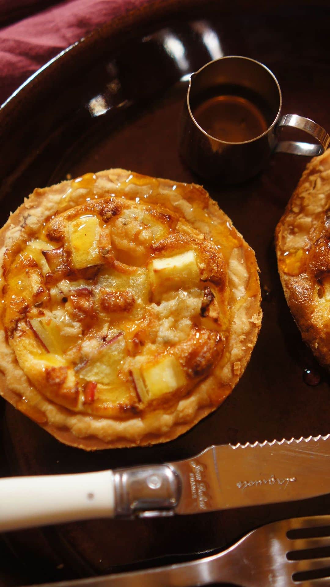 Vitantonioのインスタグラム：「【recipe】さつまいもとりんごのゴルゴンゾーラパイ（ワッフル＆ホットサンドベーカー＋タルトレットプレート） 　　 　　 さつまいもとりんごの甘さに、ゴルゴンゾーラの塩気を合わせた大人味の秋のパイ。秋の夜長に、ワインと合わせるのもおすすめです。ワッフルベーカーとタルトレットプレートを使えば、短時間でかんたん・きれいにパイ型が焼き上げられるから、色々な具材でアレンジが楽しめます。 （レシピ/写真：Rom岡本雅恵）⁣ ⁣　　 　 ＜材料＞（4個分） 冷凍パイシート…2枚 薄力粉…少々 さつまいも…60g ゴルゴンゾーラ…20g りんご…40g 蜂蜜…適量 　　 ● 卵液 ・卵…1個分 ・牛乳…20g ・生クリーム…20g ・粉チーズ…3g ・黒胡椒…少々 　　 　　 ＜つくり方＞ 1）説明に沿って解凍した冷凍パイシートに薄力粉を軽くまぶし、2等分にカットし、タルトレット型より少し大きめに綿棒を使って伸ばしておく。 2）ワッフルベーカーにタルトレットプレートをセットして予熱し、1の生地をのせて蓋を閉めて、きつね色になるまで5~6分加熱する。焼けたらクーラーにのせ粗熱をとる。（周りの生地をキッチンばさみなどで切り落として形を整える） 3）さつまいもを1cm角のダイス状に切り柔らかくなるまで茹でる。 4）ボウルに卵液の材料を入れてよく混ぜ合わせる。 5)焼き上げたパイ生地に、3のさつまいもと、ダイス状にカットしたりんご、4等分に分けたゴルゴンゾーラをちぎってのせ、卵液をそっと流し入れる。 6)180度に予熱しておいたオーブンで20~25分焼く。蜂蜜をかける。 　　 　　 ＝＝＝＝＝＝＝＝＝＝＝＝＝＝＝＝＝＝＝＝ ▷ワッフル＆ホットサンドベーカー #VWH600 ●900Wのハイパワー ●サクッふわっの焼き上がり ●耳付き食パンが焼けるマルチサンドプレート付属 ●レシピ広がる14種類のオプションプレート https://www.vitantonio.jp/products/?hash=waffle-baker 　　 　　 ▷タルトレットプレート #PVWH20TR #ビタントニオタルトレットプレート 手間のかかるタルトづくりも、生地をのせて焼くだけ。 https://www.vitantonio.jp/products/plate/PVWH-20-TR.html ＝＝＝＝＝＝＝＝＝＝＝＝＝＝＝＝＝＝＝＝⁡ 　　 　　　　 #vitantonio  #ビタントニオ  #ビタントニオレシピ公式 #ビタントニオワッフルアンドホットサンドベーカー #ワッフルメーカー #ワッフルベーカー #ホットサンドメーカー #ビタントニオ活用術  　　 #🍠 #さつまいもレシピ #さつまいも好きと繋がりたい #タルト #タルトレシピ #タルト好きな人と繋がりたい #秋のタルト #ゴルゴンゾーラ #ゴルゴンゾーラレシピ #ゴルゴンゾーラチーズケーキ #ワインに合うスイーツ #ゴルゴンゾーラとはちみつ #さつまいもとりんご  #冷凍パイシート #冷凍パイシートで簡単 #冷凍パイシートレシピ  #日々の暮らし #Rom #岡本雅恵」