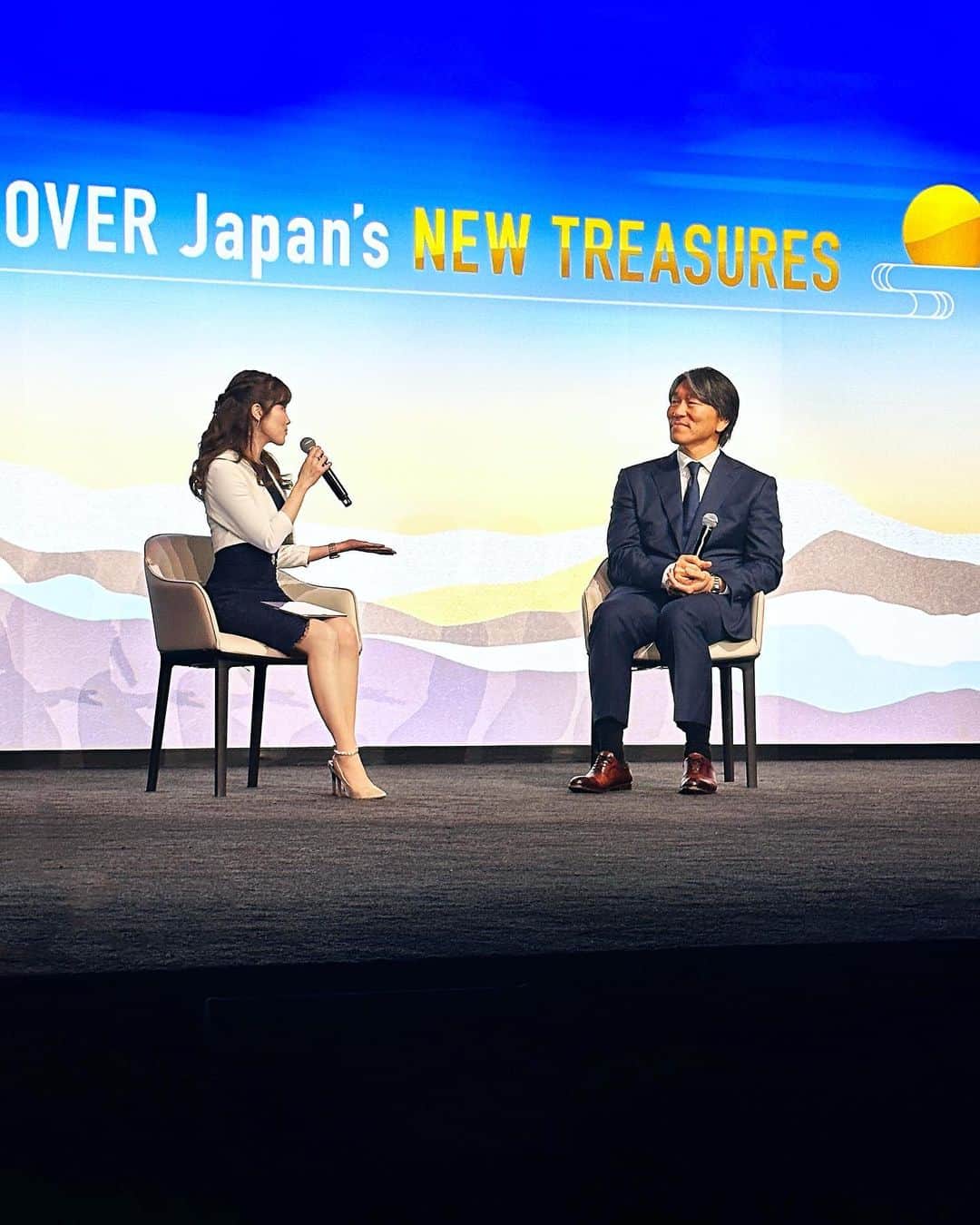 メロディー・モリタのインスタグラム：「バイリンガルMC + 松井秀喜さんにインタビュー @ 日本政府NYイベント🎤✨ JP government event MC + Yankees legend interview in New York City🗽🇺🇸🇯🇵  I had the honor of being the bilingual MC again this year for the global event organized by the Japanese government, welcoming 300 guests to discover “new treasures” of tourism in Japan.  We had special appearances and words from Prime Minister Fumio Kishida, Mr. Saito (Minister of Land, Infrastructure, Transport, and Tourism), Mr. Takahashi (Commissioner of the Japan Tourism Agency), and Mr. Norikazu Suzuki (Japan State-Minister of Agriculture, Forestry and Fisheries), members of the House of Representatives, specialists from the travel industry, and US-Japan relations.  Mr. Hideki Matsui, a former professional baseball player at New York Yankees, was also in attendance! I spoke with the star on stage as he shared his memories of NY and Japan as well as his personal travel recommendations centered around his home prefecture, Ishikawa.  I’m very grateful to be a part of another successful event, coming together to celebrate Japanese culture right in the heart of New York City.😊  去年に引き続き、日本政府主催のグローバルイベントで司会を務めさせて頂きました✨  ニューヨークで、日本の観光や和食の魅力をアメリカに紹介するイベントに約300人が招待されました。日本からは、高橋観光庁長官、斎藤国土交通大臣などがご挨拶をされ、岸田総理からもメッセージを頂きました。  スペシャルゲストとしてニューヨーク・ヤンキースのレジェンドである松井秀喜さんをお迎えし、ステージトークで松井さんのご出身である石川県の魅力や、お気に入りスポットなどを伺いました🇯🇵 松井さんが外国人に是非行ってほしい場所は、石川、福井、富山、新潟、長野の軽井沢だそうです💡 今年の5月に日本へご帰国された際はご家族でゆっくり過ごされたというお話、本番前の打ち合わせでの穏やかなお人柄にも感動しました☺️  イベント会場のブースでは、日本政府観光局、日本食品海外プロモーション、農水省、国税庁、推進業議会など、体験型ブースも盛りだくさんでした。日本ならではの食や文化を実感できる素晴らしい機会にニューヨーカー達にも笑顔が溢れ、最高のイベントとなりました😊  Sponsors/Booths: Japan National Tourism Organization, JETRO, JFOODO, National Tax Agency Japan, Japan Farmed Fish Export Association, Gotouchi Touring of Premium Cultural Experiences, Japan Airlines, All Nippon Airways, Hotel New Otani, Keio Plaza Hotel, Tokyu Hotels & Resorts, Prince Hotel & Resorts, Imperial Hotel & more  #日本政府観光局 #農水省 #松井秀喜 #ニューヨーク #バイリンガルMC #バイリンガル司会 #インタビュアー #MelodeeMoritaInterviews」