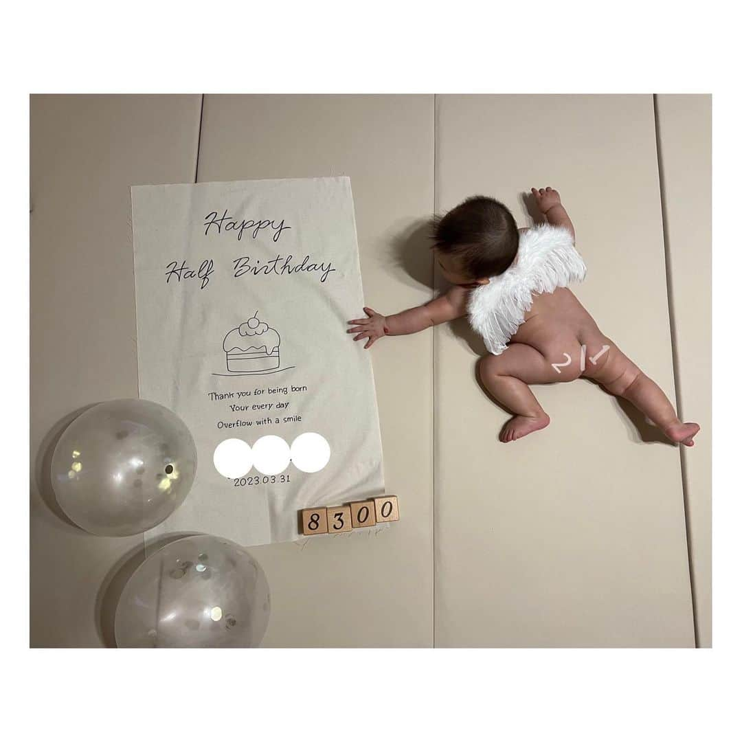 八坂芽依のインスタグラム：「1 / 𝙷alf 𝙱irthday🎂 2 ベビちゃん産まれて半年が経ちました👶🏻 ということで、念願の天使ちゃんに👼🏻になってもらいました❤️ ほんとに毎日笑顔を振りまいてくれてありがとう！ そのおかげでスーパーとかでたくさん声かけられます☺️笑 これからも、喜岡家に笑顔をたくさんちょーだいね⭐️  #6か月ベビー  #ハーフバースデー #ハーフバースデー天使 #新米ママ」