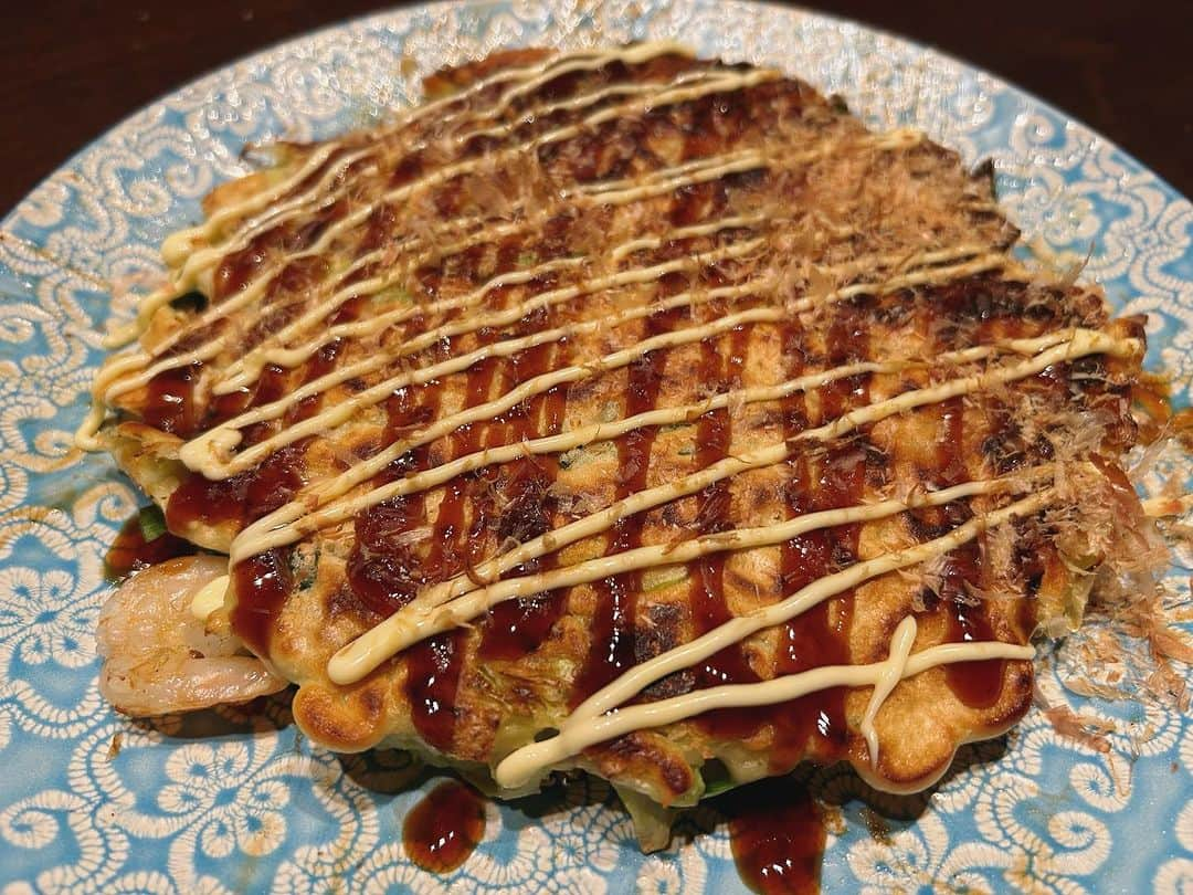 Liaのインスタグラム：「今夜は冷蔵庫にあったもので久々にお好み焼きや〜！青のりがなかったけど、お好み焼きってキャベツたっぷり食べれてヘルシーねぇ💕エビと豚バラ入れました。あ〜美味しい。ご近所さんからハーゲンダッツのムーンケーキ頂きました🥰 #お好み焼き #今日の晩ごはん #Lia飯 #ハーゲンダッツ」