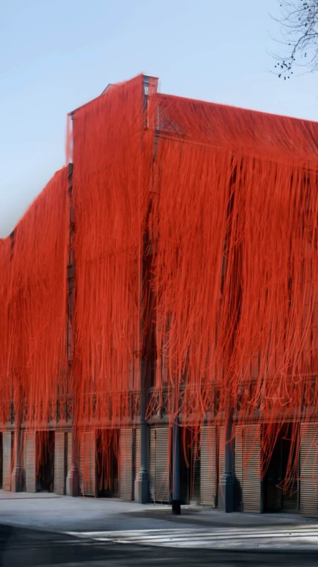 アレキサンダー・マックイーンのインスタグラム：「The Alexander McQueen Spring Summer 2024 Womenswear show, live in Paris.  Watch the #McQueenSS24 show on Instagram at 6:30pm CEST.  #AlexanderMcQueen  Image by Le Carreau Du Temple I Am by Rob Lewis Music Director: John Gosling」