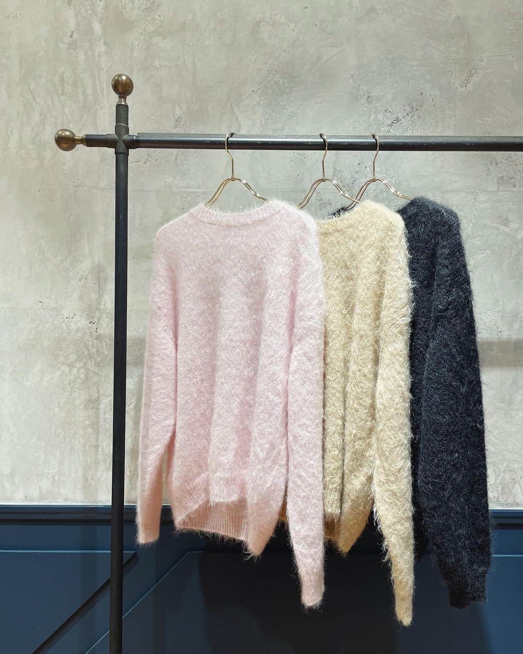 のインスタグラム：「. ⁡ 〈AURALEE〉  BRUSHED SUPER KID MOHAIR MIX KNIT ⁡ ¥42,900 intax pink,beige,black no. 23080915000930 ⁡  #ienalaboucle#iena#イエナ#イエナラブークル#ienalaboucle_23aw#auralee#オーラリー」