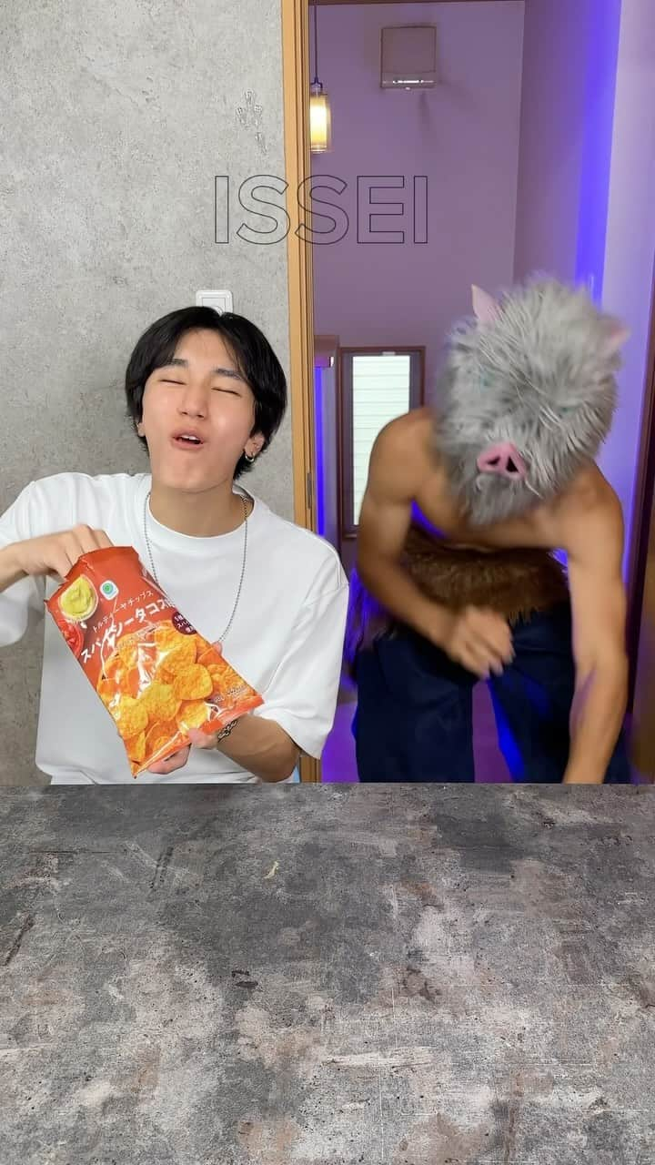 ISSEIのインスタグラム：「I don’t want to share chips 🤪💪🐗 #issei #inosuke #skit #comedy」