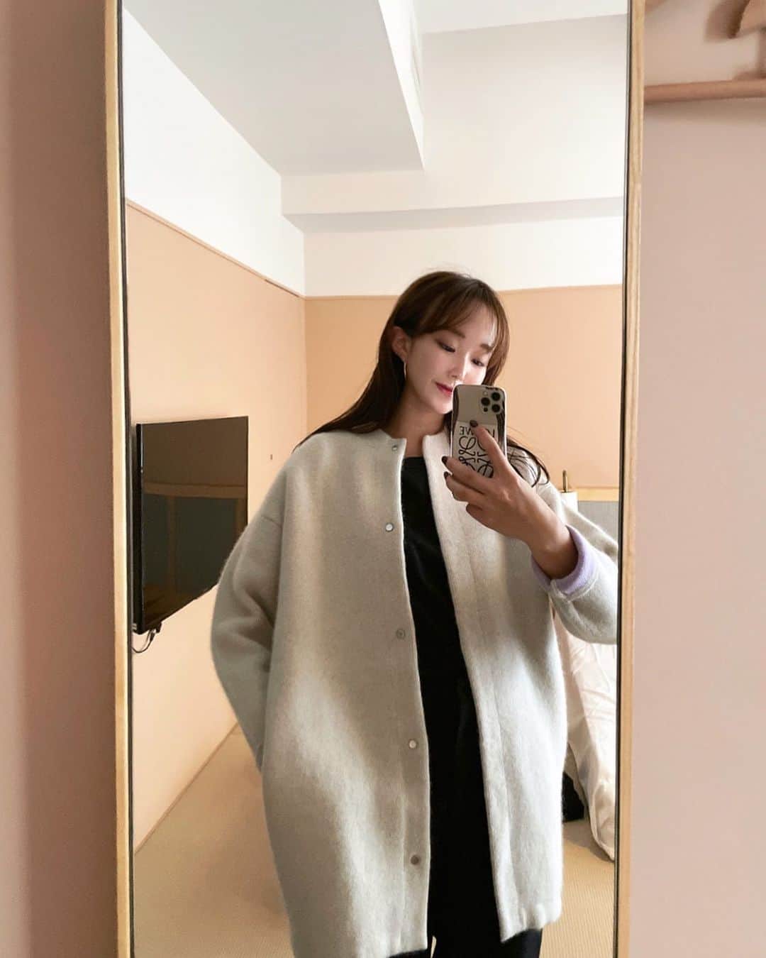 のインスタグラム：「今年で2枚目の大好きなカーディガン🤍  今季はホワイトとパープルの組み合わせ。 暖かいしシルエットも可愛いし、お気に入りです☺️🤍  @elendeek   #elendeek #cardigan #ootd #code」